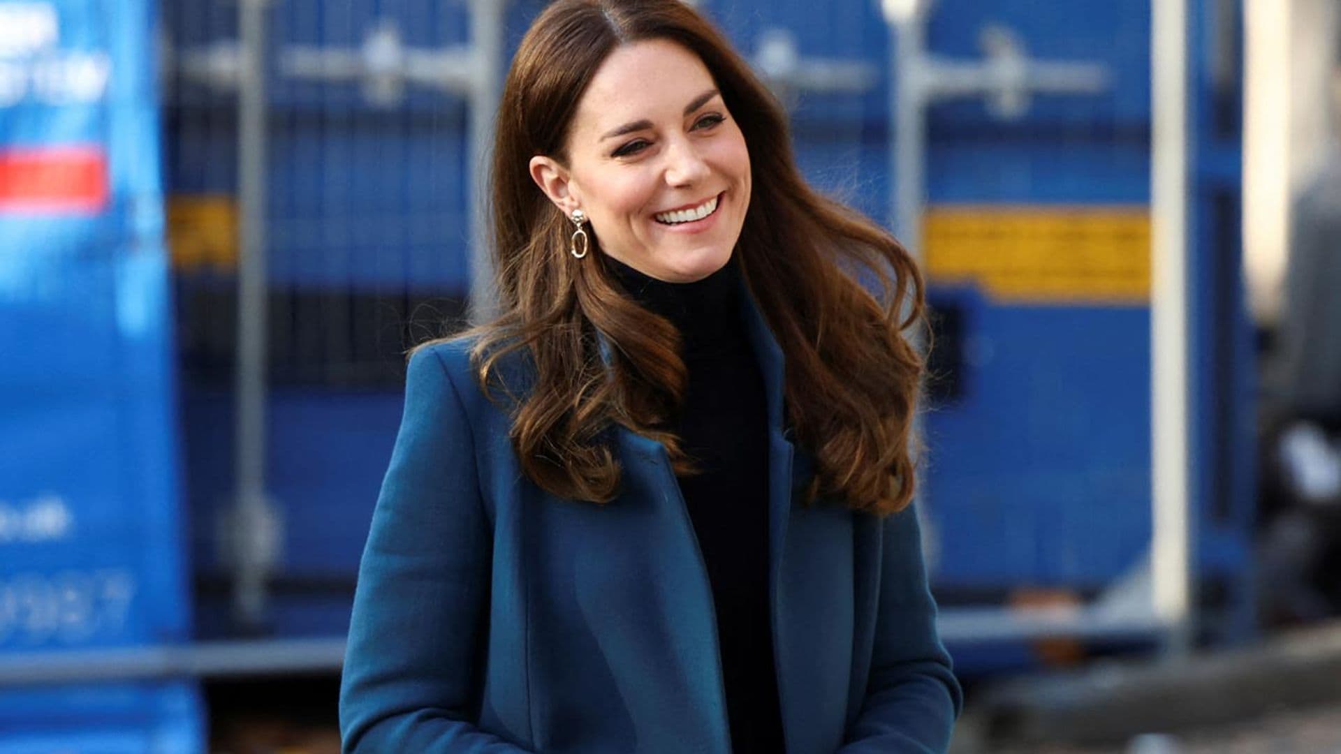 El look más 'Meghan' de Kate Middleton con pantalones campana y jersey de cuello cisne