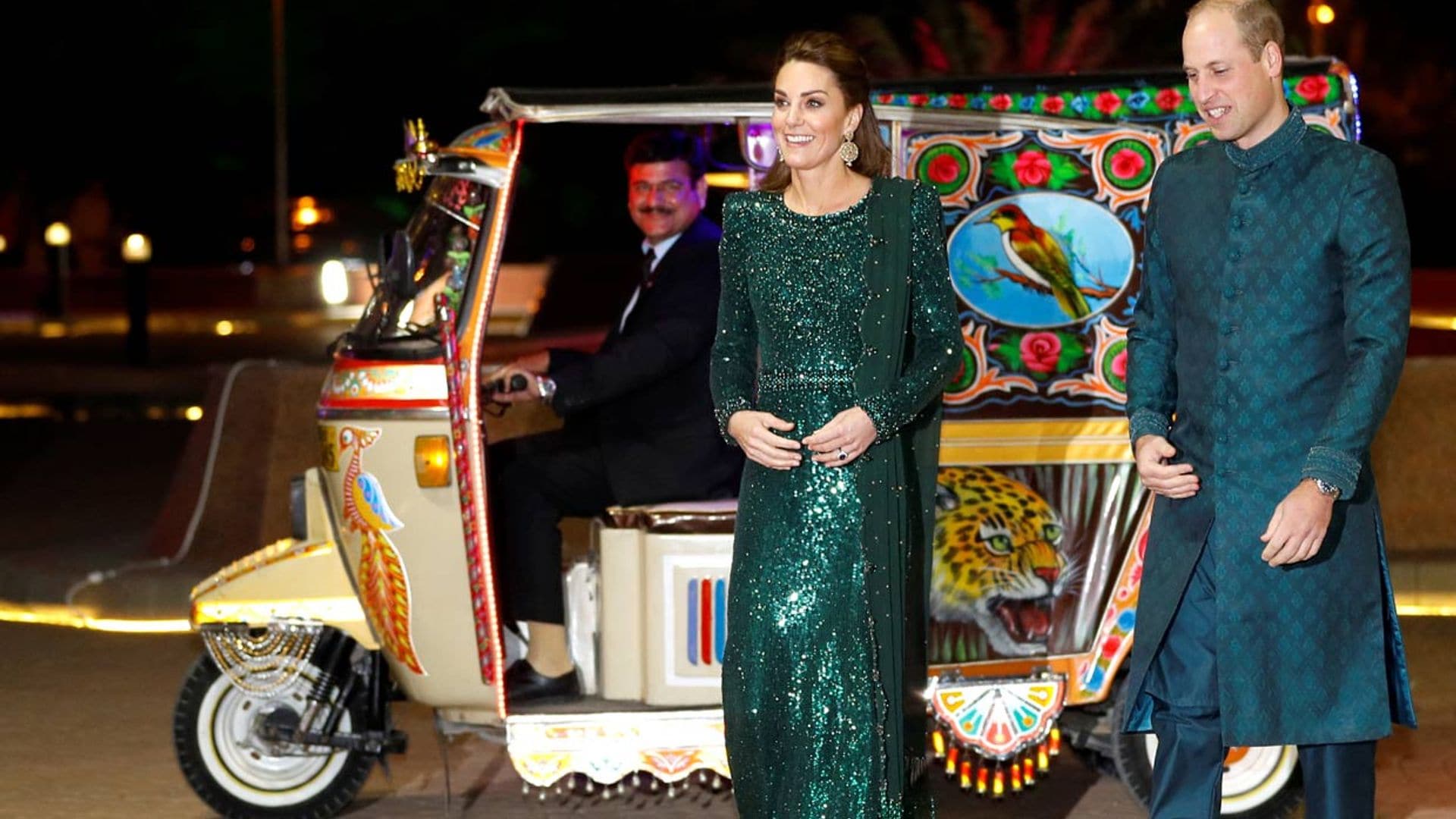 ¡'Glamour' a bordo de un tuk tuk! Los duques de Cambridge brillan en una cena de gala en Pakistán