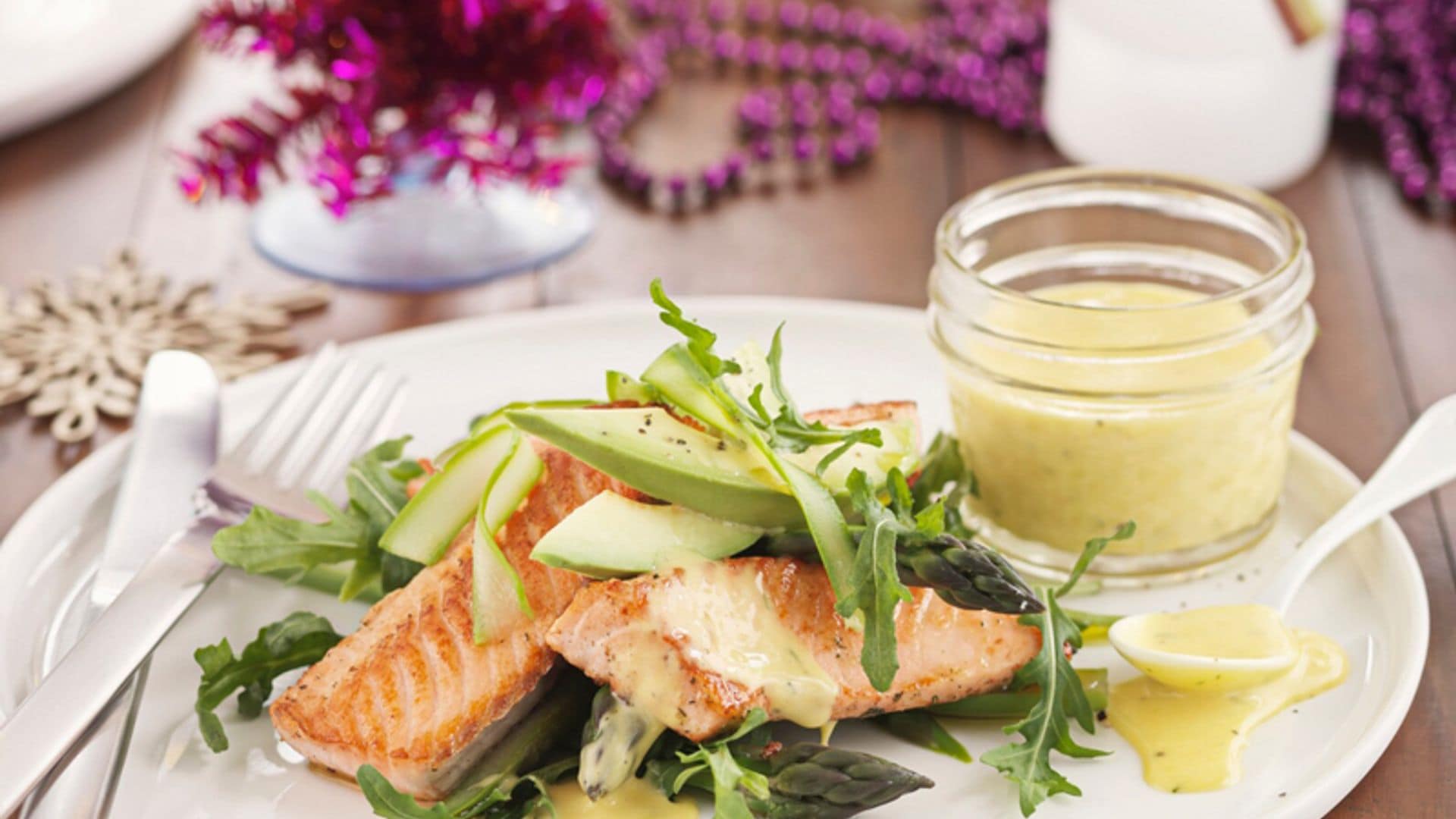 Salmón con aguacate, espárragos, rúcula y salsa de mantequilla al limón