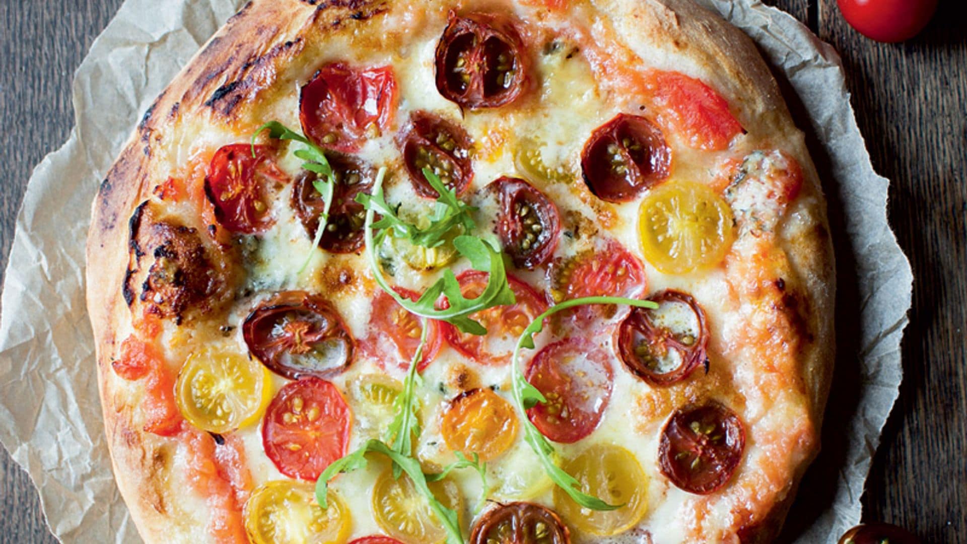 Pizza de mozzarella y tomatitos de colores