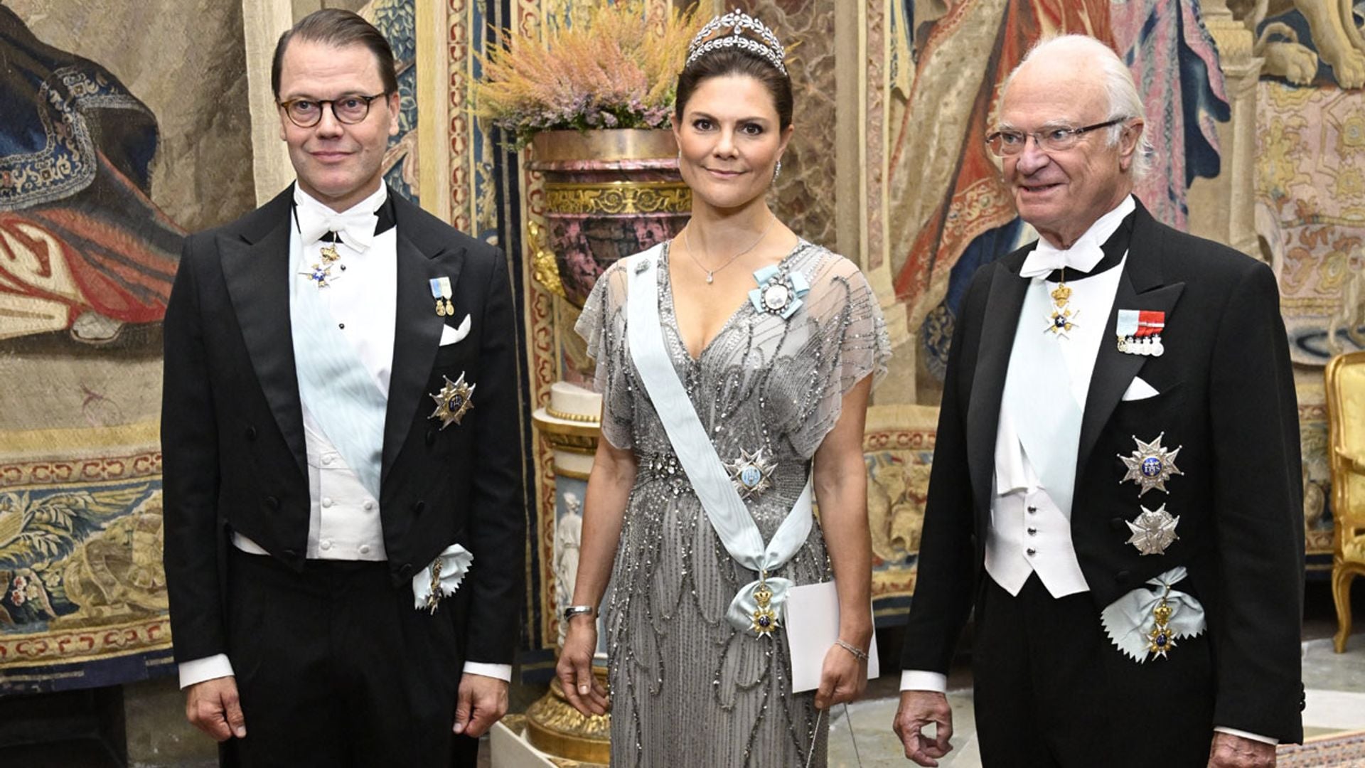 Victoria y Daniel de Suecia, acompañantes del rey Carlos Gustavo en una cena de gala con la llamativa ausencia de la reina Silvia