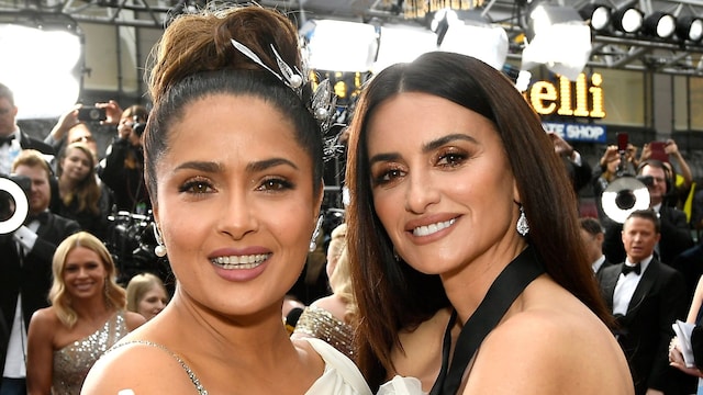 best friends salma hayek and pen lope cruz twin in new photo