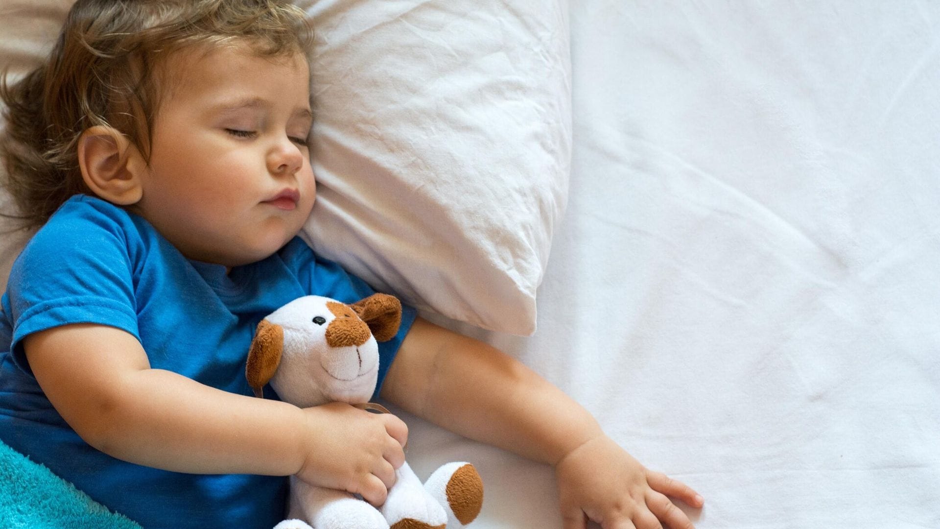 Cómo adecuar sus primeras siestas diurnas y hacer el paso a su cama