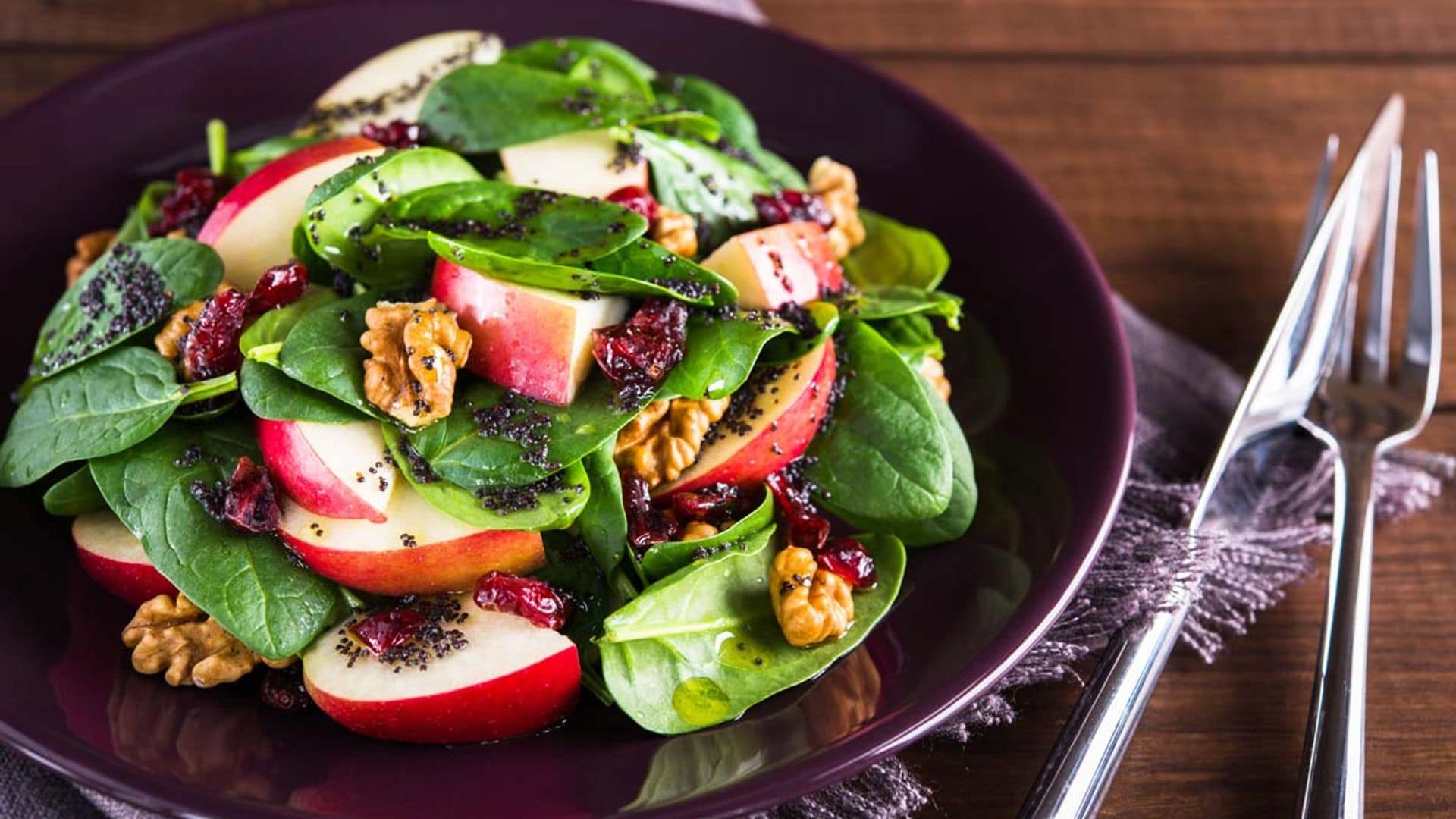 Ensalada de espinacas y manzana con aliño de semillas de amapola