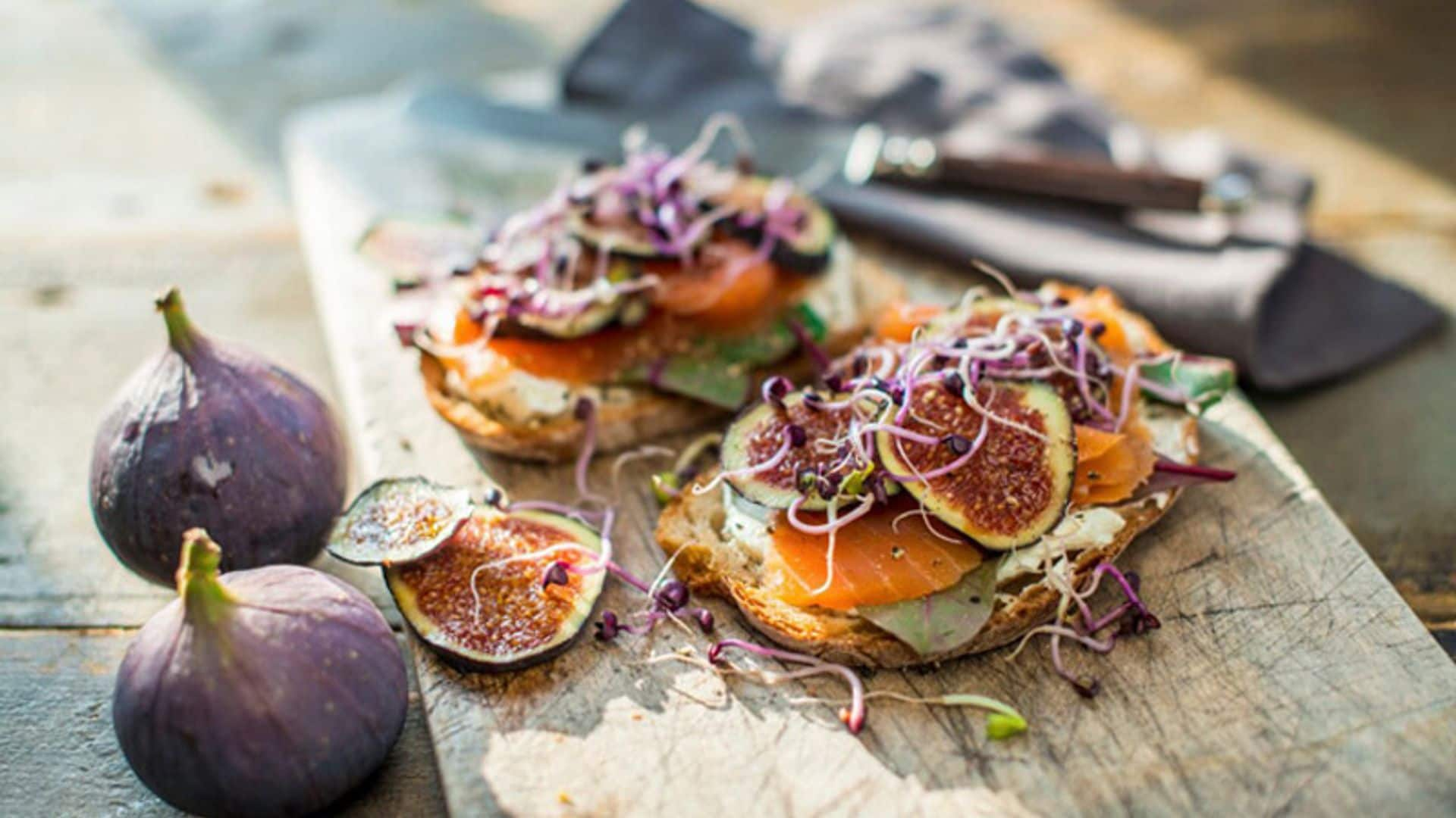 Tostada de salmón con queso e higos