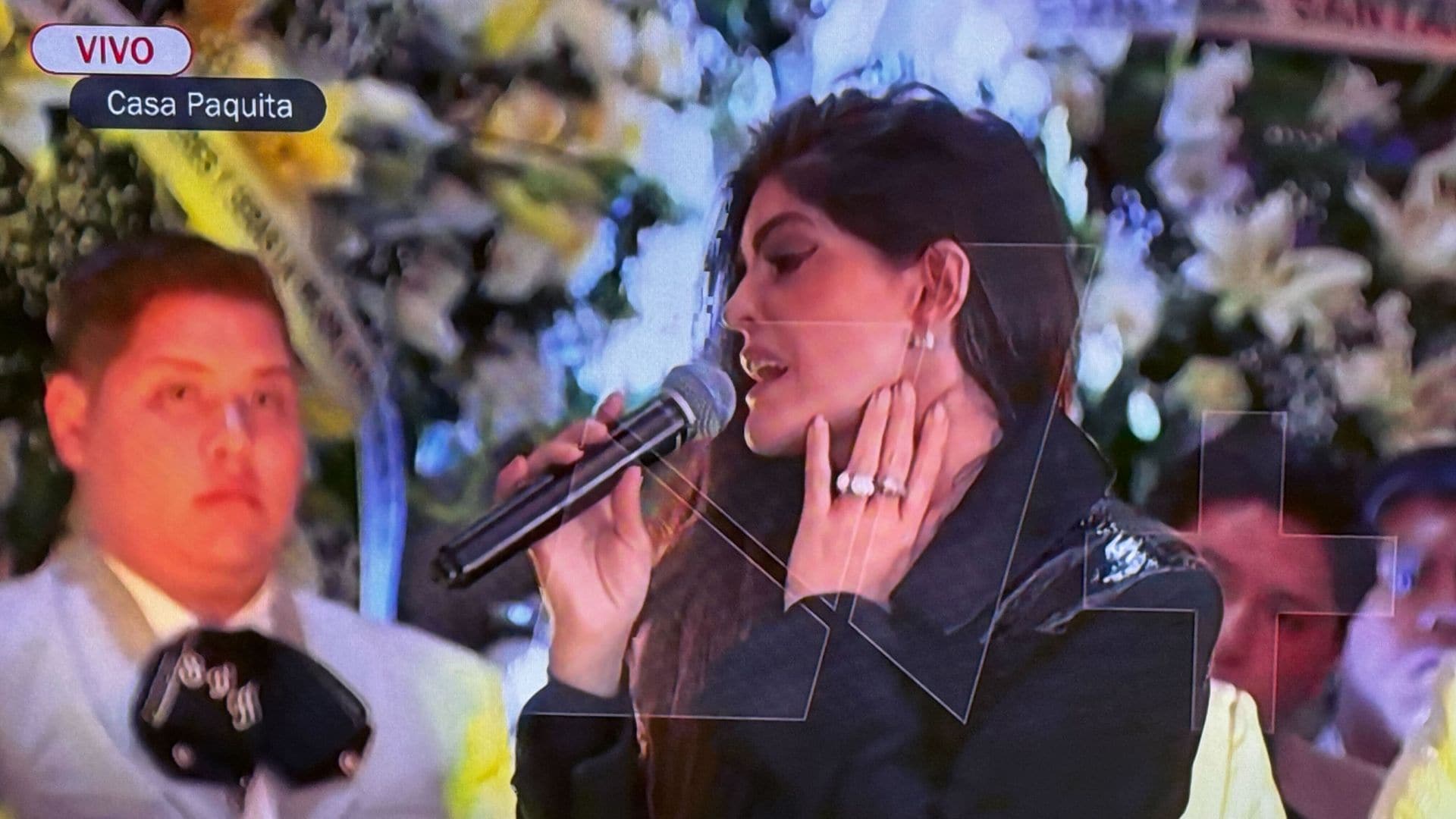 La cantante interpretó el tema 'Paloma blanca'