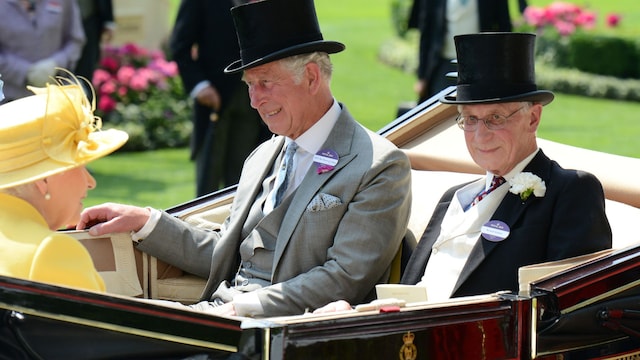 Isabel II y el príncipe Carlos en Ascot con Robert Fellowes, en el año 2017