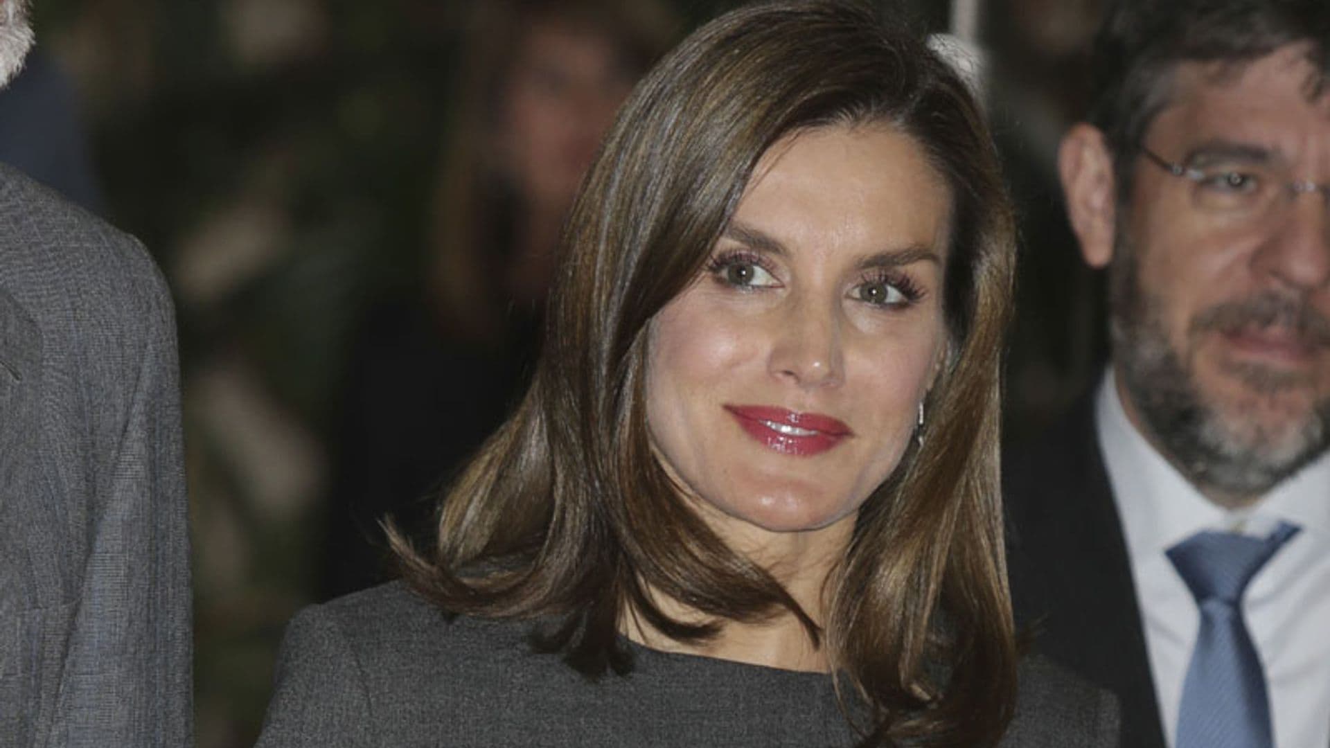 Doña Letizia se entretiene con un grupo de niños cuando nadie la ve