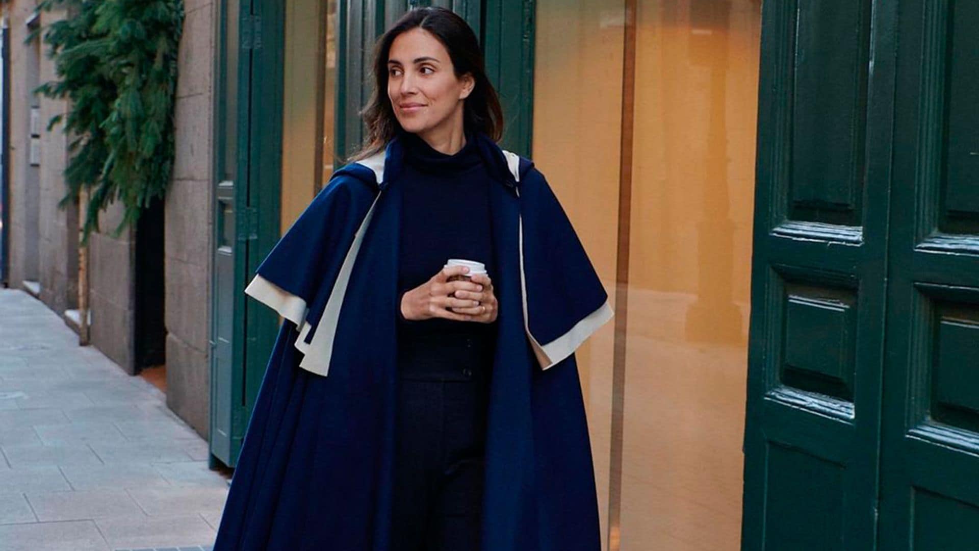 No guardes tu abrigo largo: Sassa de Osma nos inspira a combinarlo con zapato plano y bolso parisino