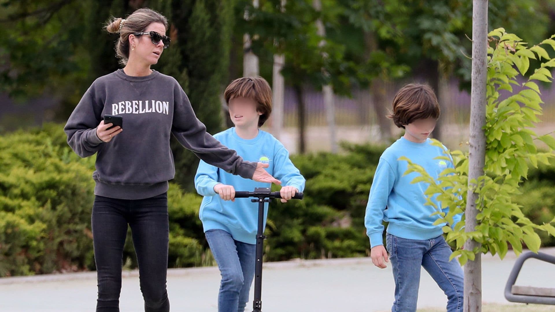 Entre partidos de fútbol y poesías, la apasionante tarde de Amelia Bono con sus hijos