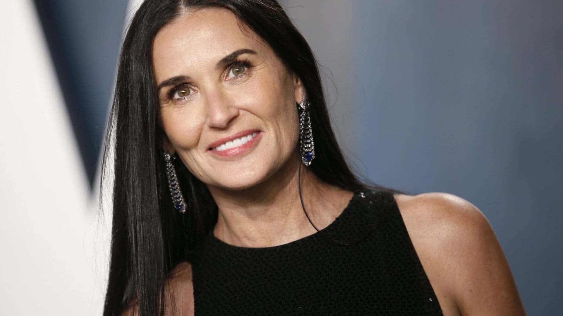 Demi Moore desafía la edad posando con sus tres hijas en traje de baño