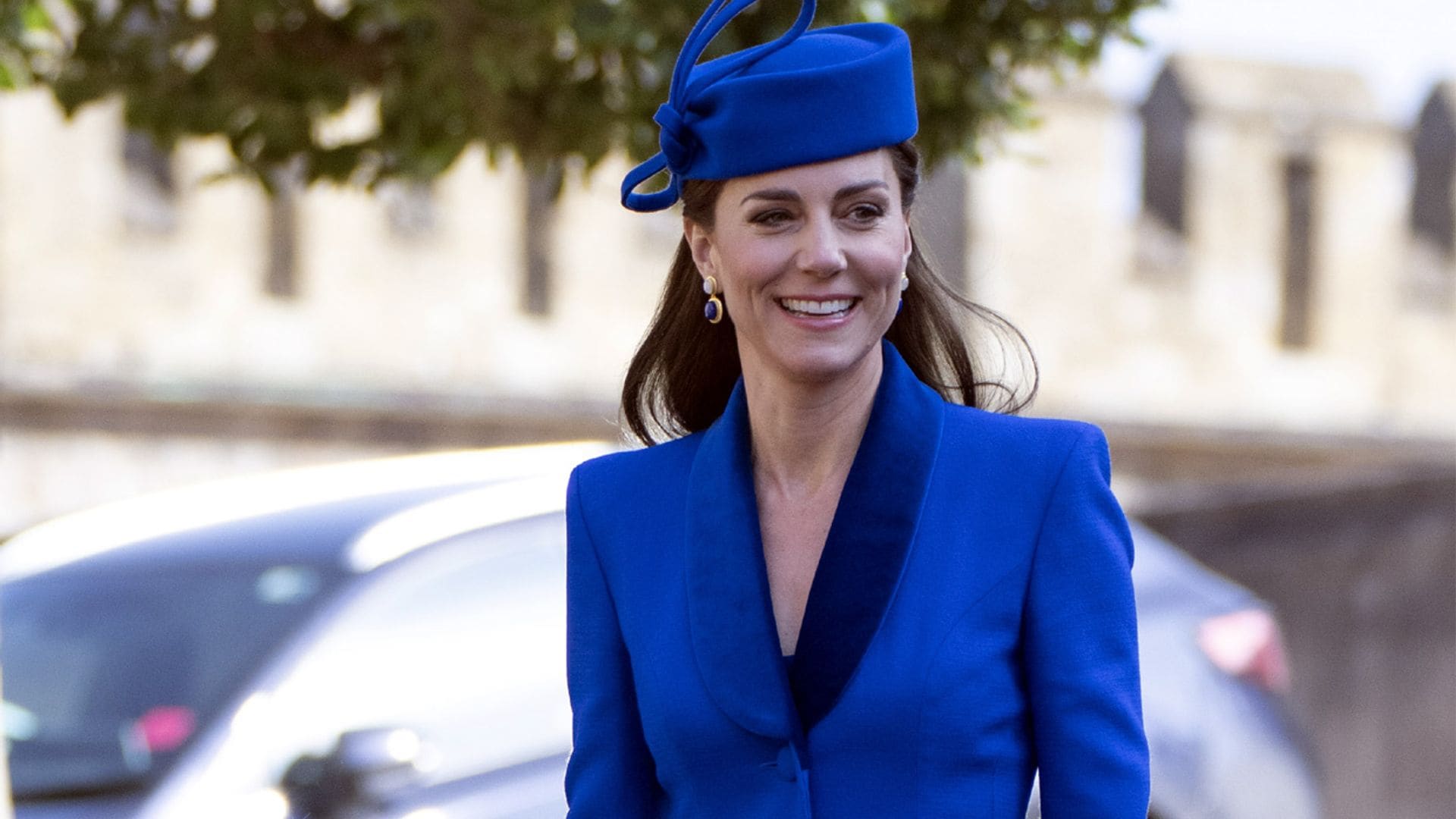 La princesa de Gales recupera su abrigo cobalto más sofisticado en la misa de Pascua