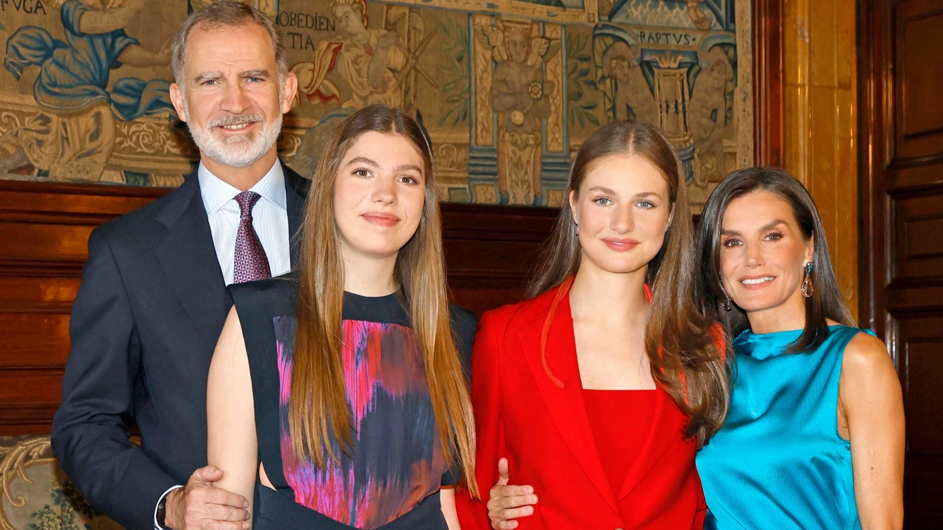 Los Reyes y sus hijas felicitan la Navidad con una imagen inédita y un recuerdo a las víctimas de la DANA