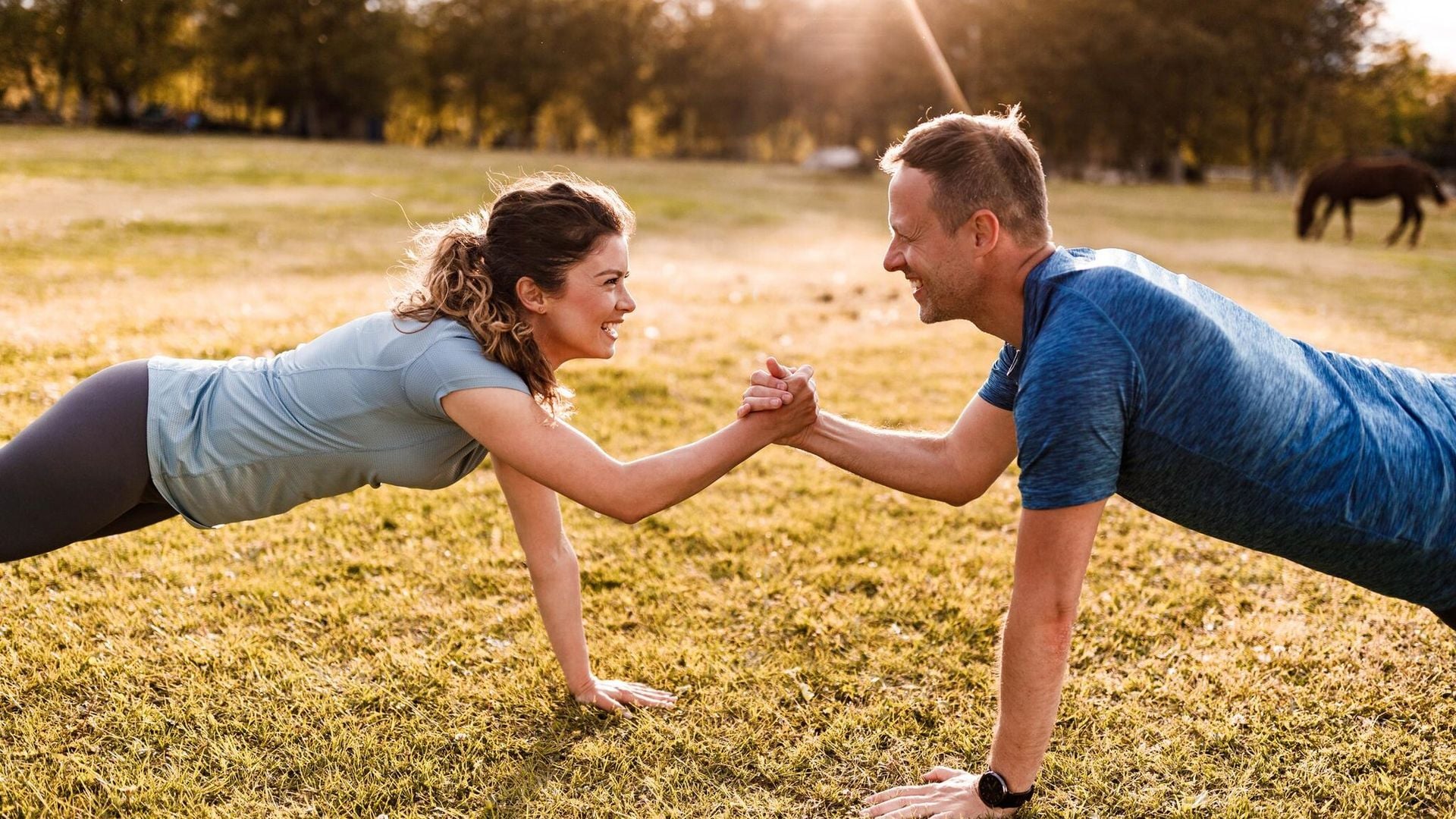 pareja se da la mano