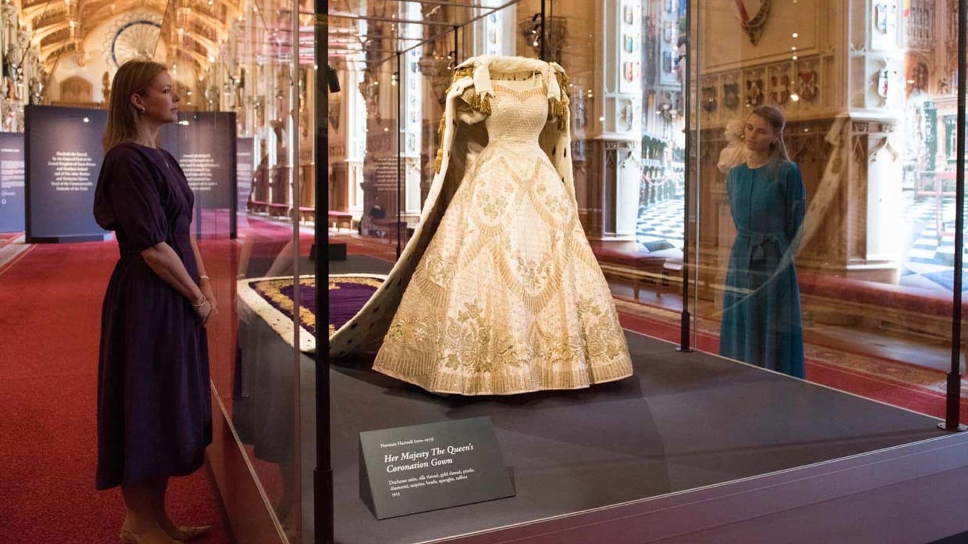 El vestido, las joyas y el manto de armiño que llevó Isabel II en su coronación se exhiben 70 años después