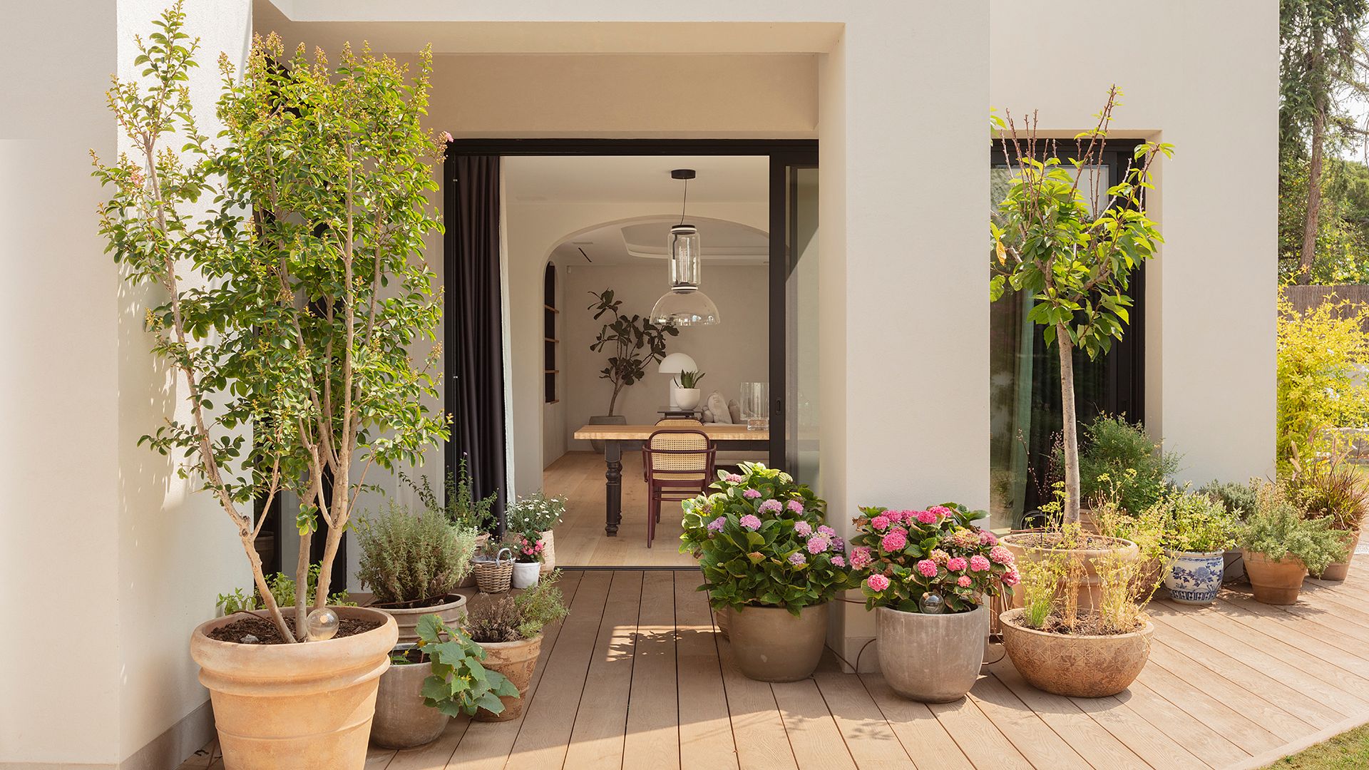 La reforma de esta casa en el barrio de Tres Torres de Barcelona consigue potenciar la luz y conectar los interiores con el jardín