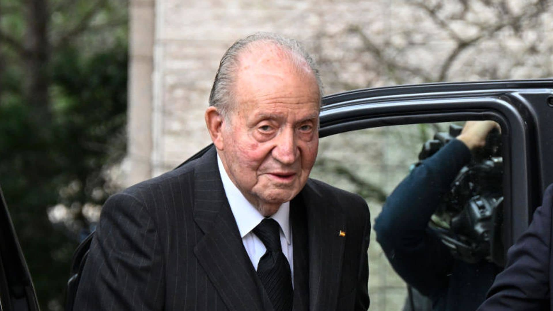 El rey Juan Carlos asiste en Lisboa al funeral de su amigo el Aga Khan VI