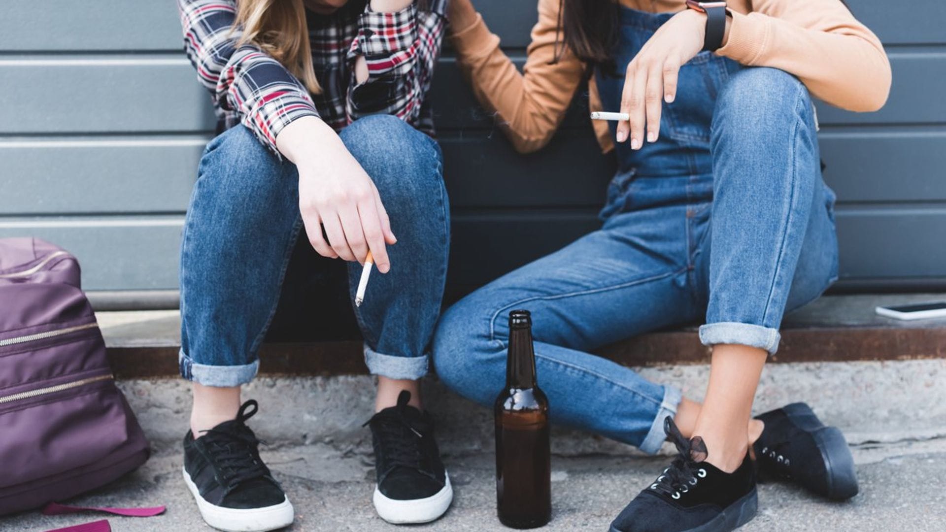 adolescentes bebiendo alcohol y fumando tabaco 