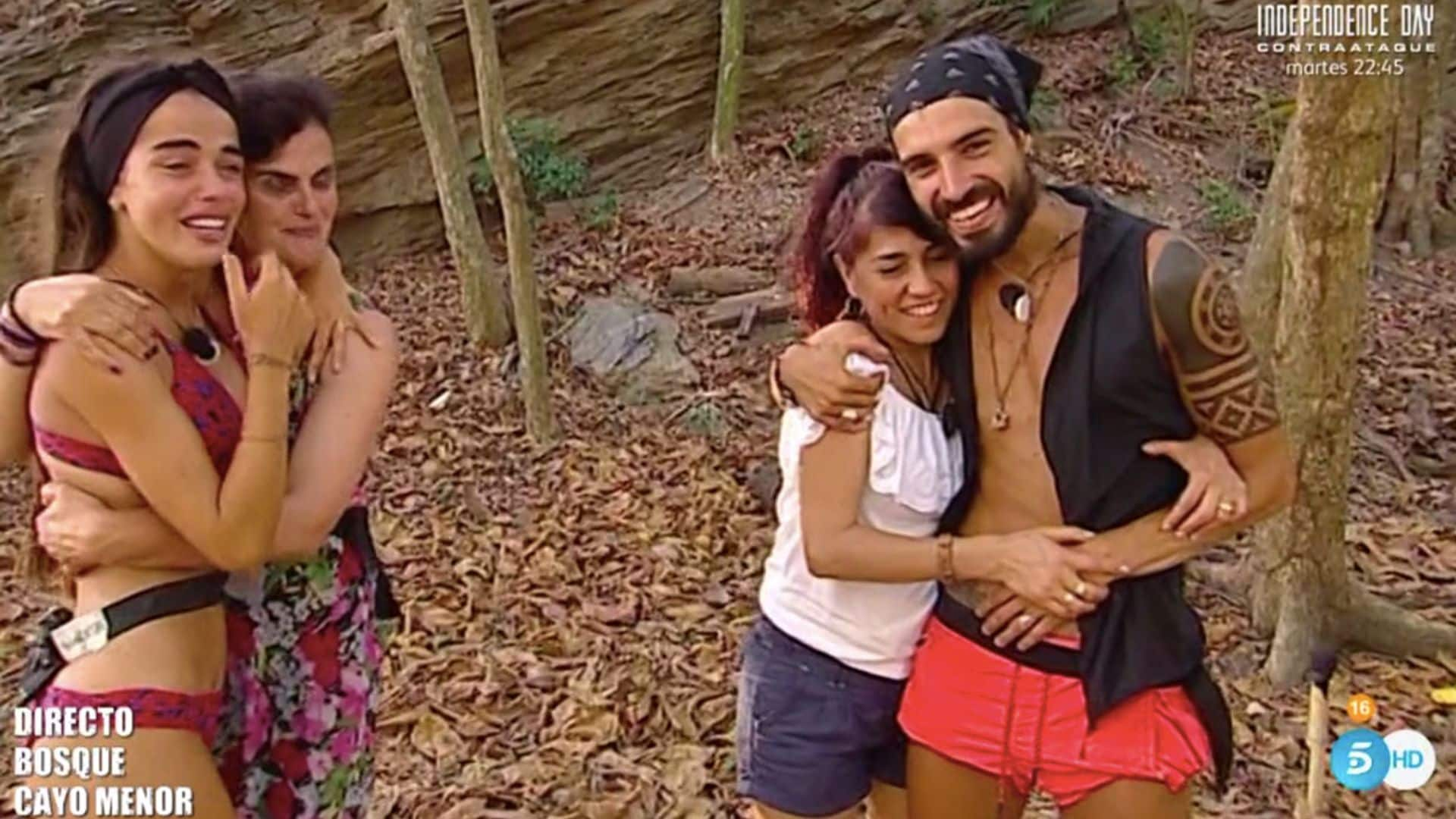 Violeta y Fabio por fin se reencuentran con sus madres en 'Supervivientes'