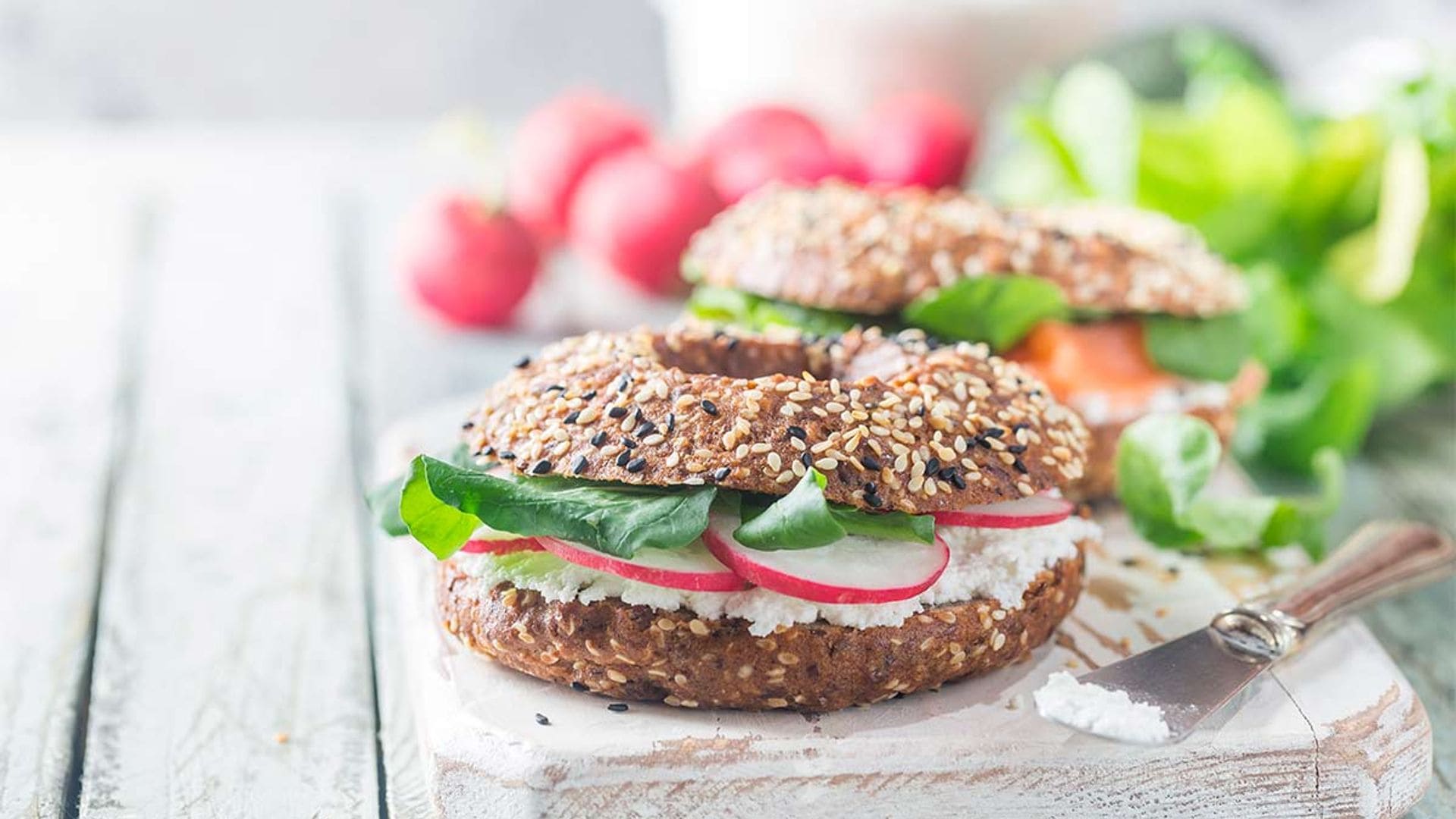 'Bagel' con crema de queso, rábano y aguacate