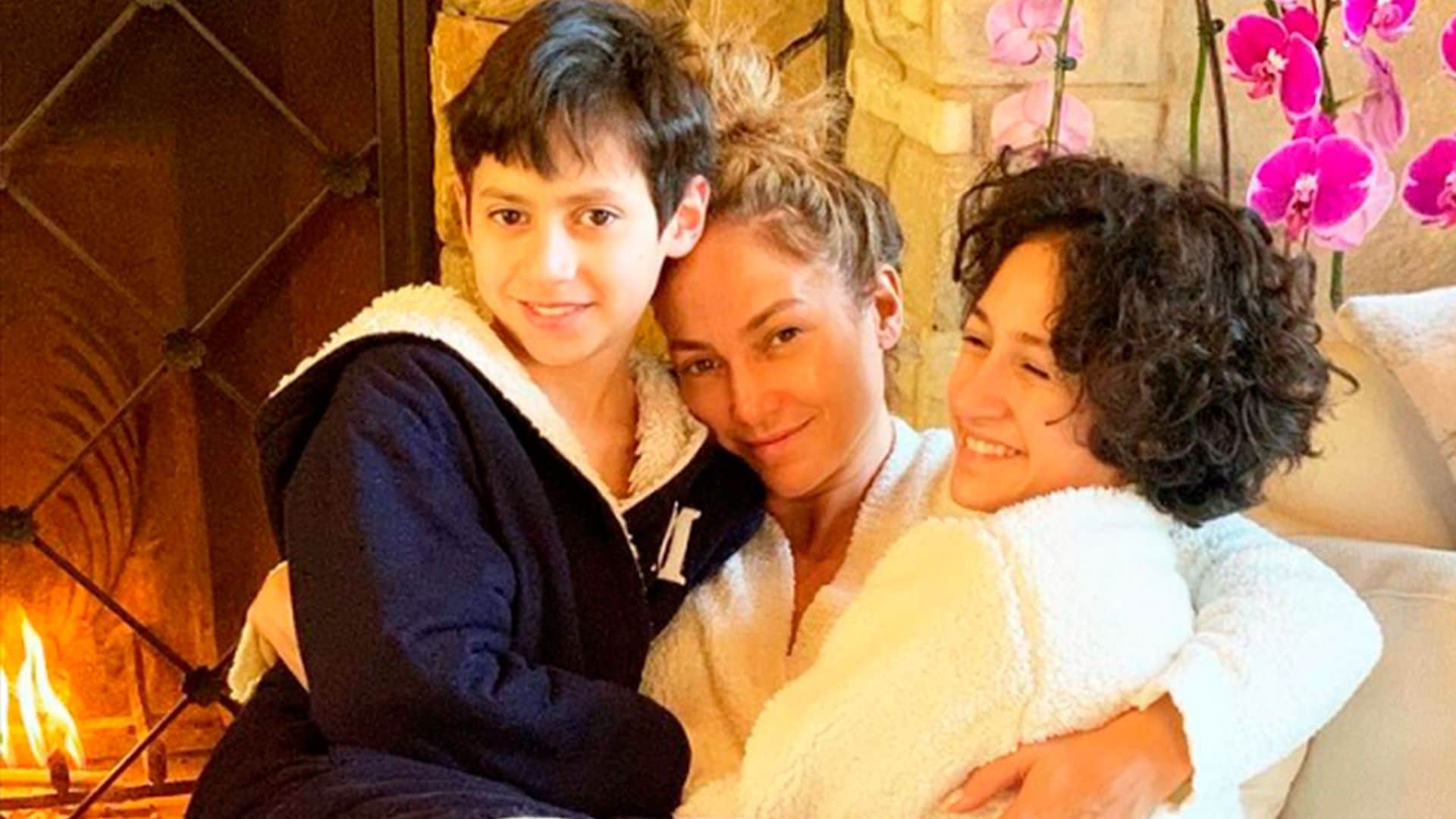 Desayuno en la cama y clases con Lenny Kravitz: Jennifer Lopez celebra el cumpleaños de sus mellizos