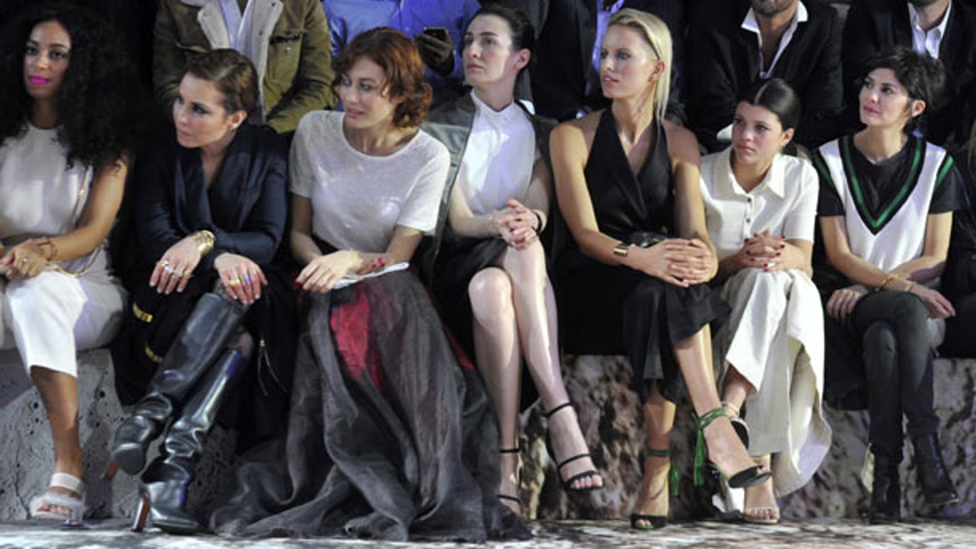 El 'front row' estelar de H&M en París: Karolina Kurkova, Olga Kurylenko, Solange Knowles...