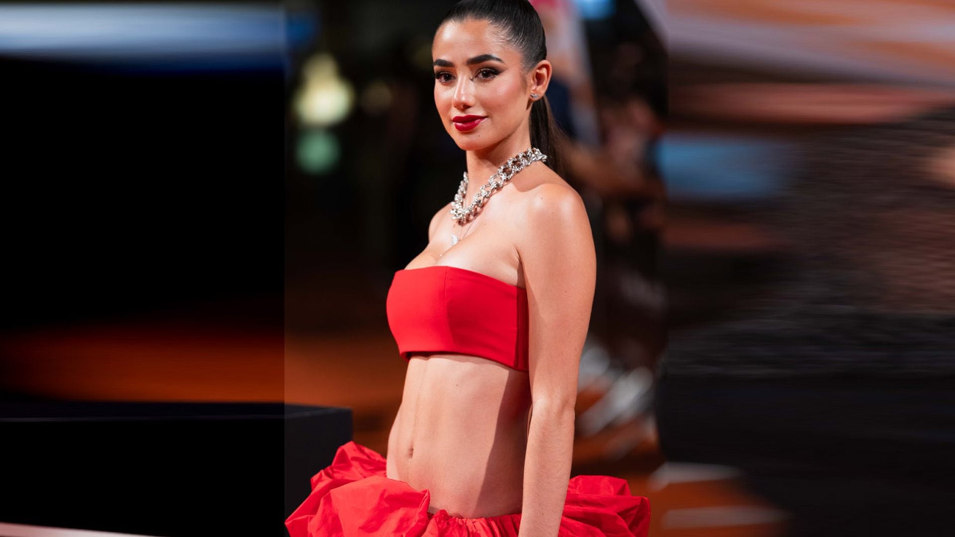 Lola Lolita, tras los pasos de Zendaya con el conjunto rojo que permite presumir de abdomen en citas de gala