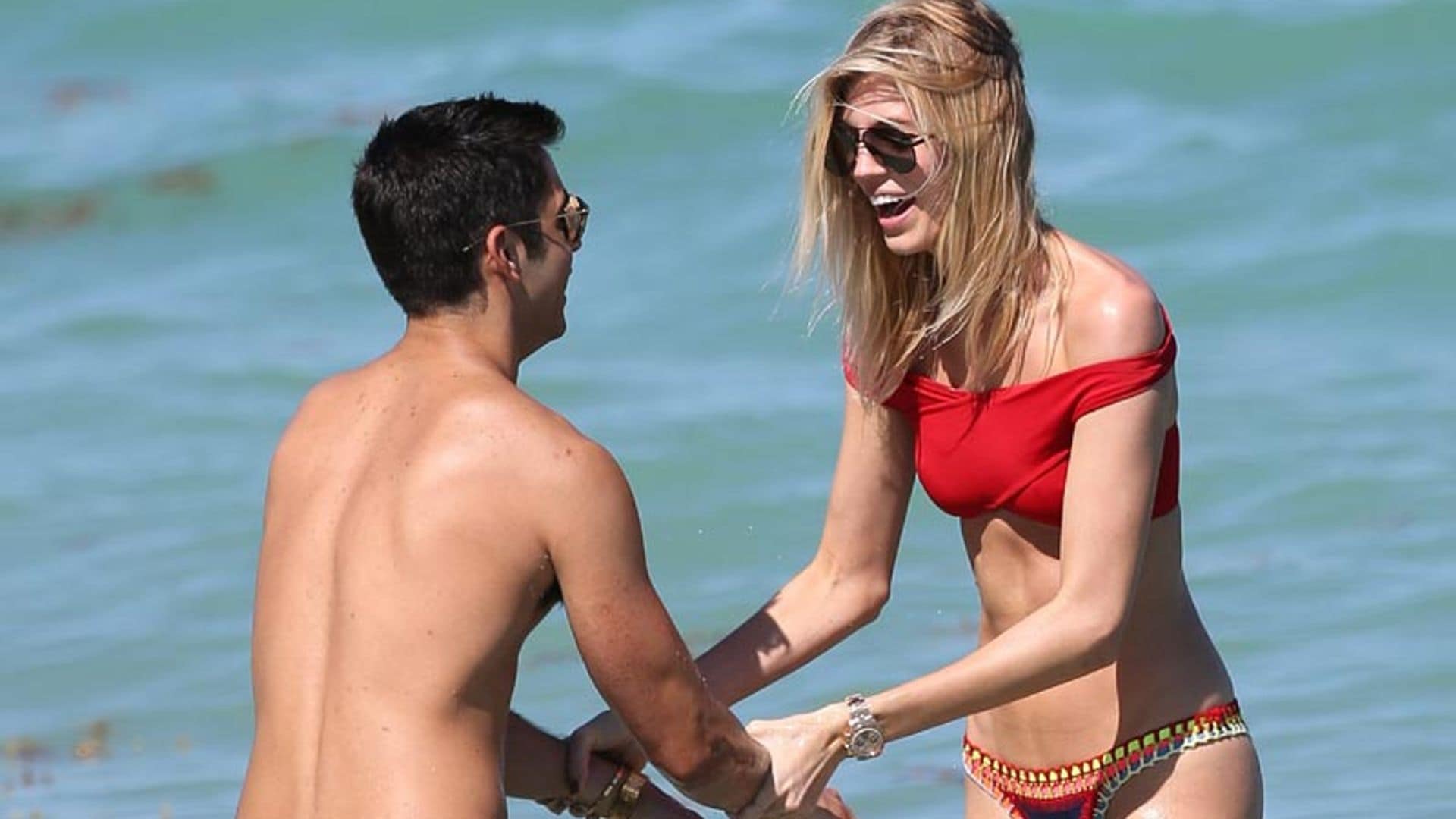 Devon Windsor sabe cómo pasárselo 'en grande' en la playa (y su novio, su 'complice')