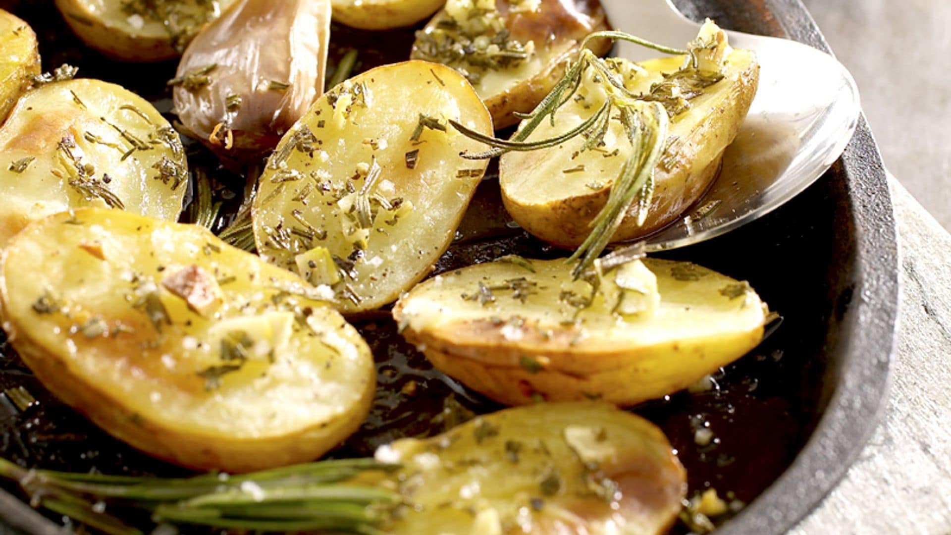 Patatas asadas al horno con cebolla y romero