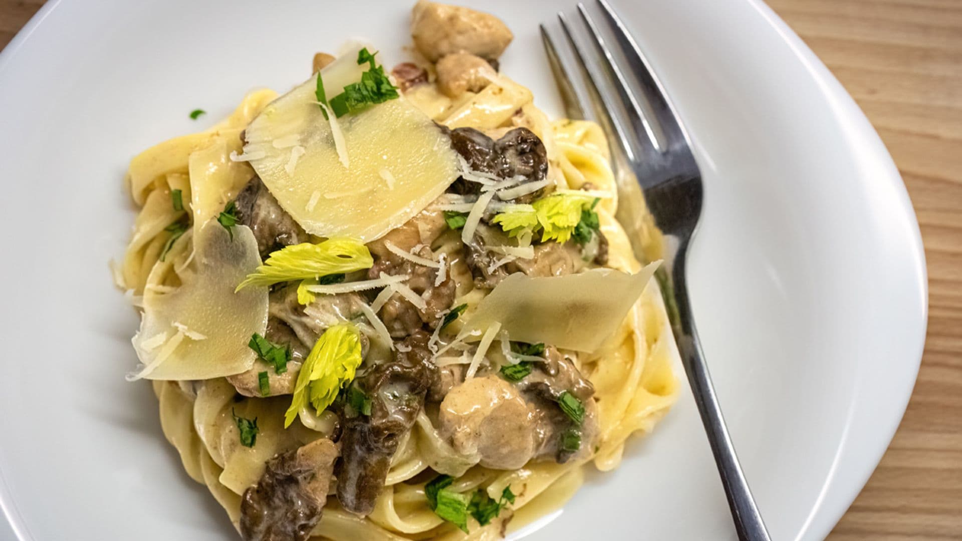 Pasta con pollo de corral, colmenillas y foie