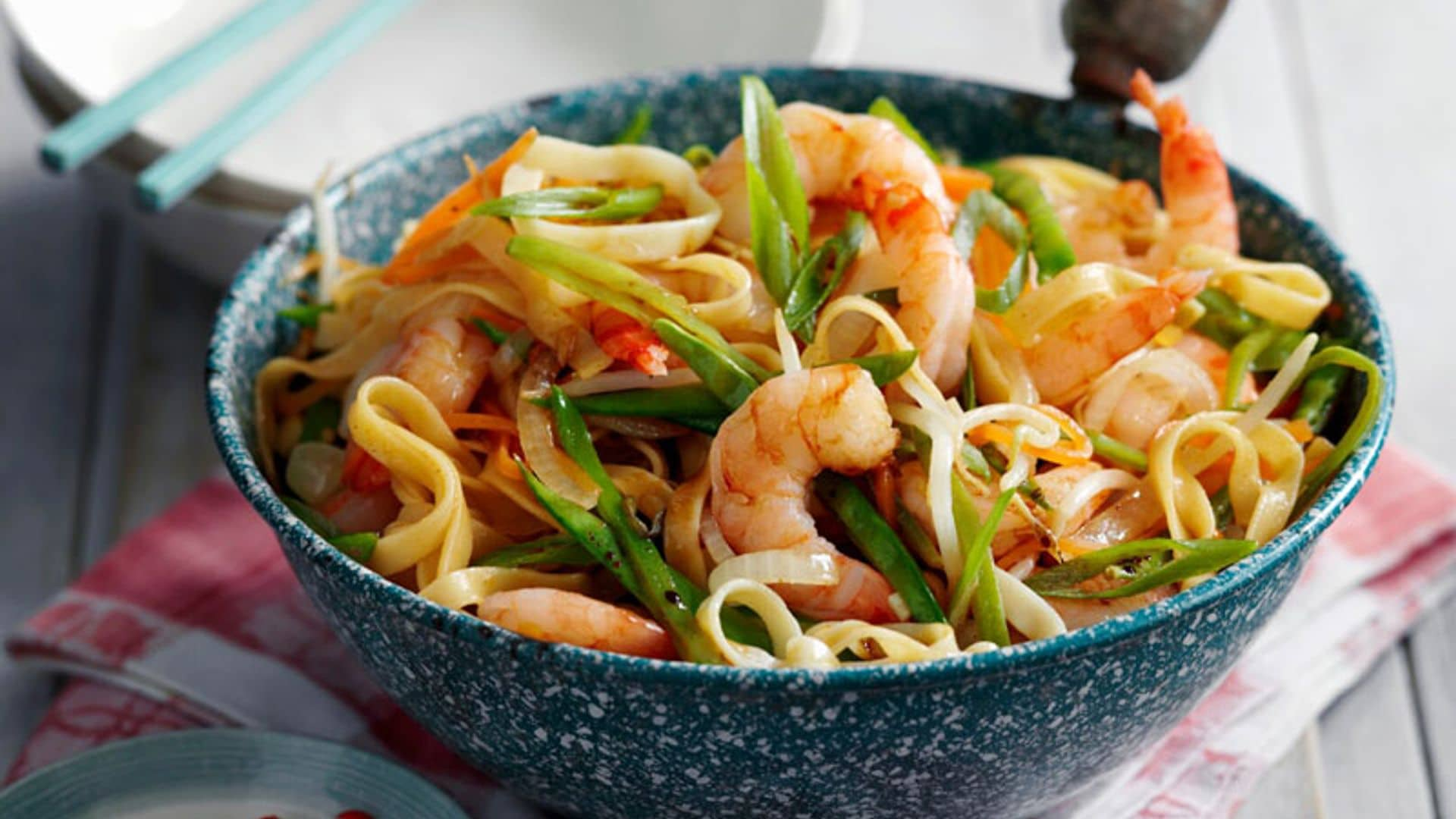 Wok de 'noodles' con gambas y verduras