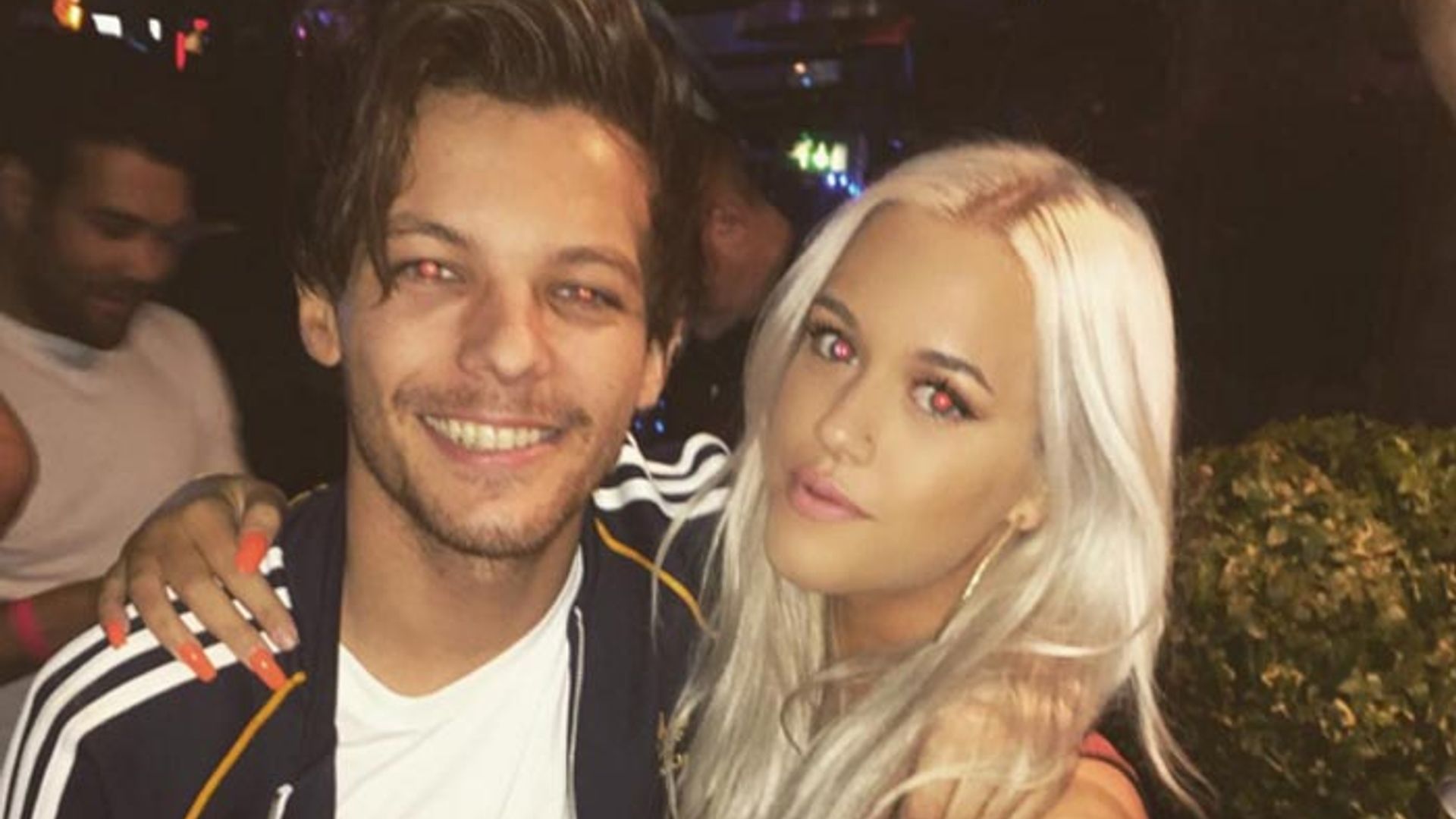 La hermana de Louis Tomlinson, One Direction, se va de gira con Selena Gómez