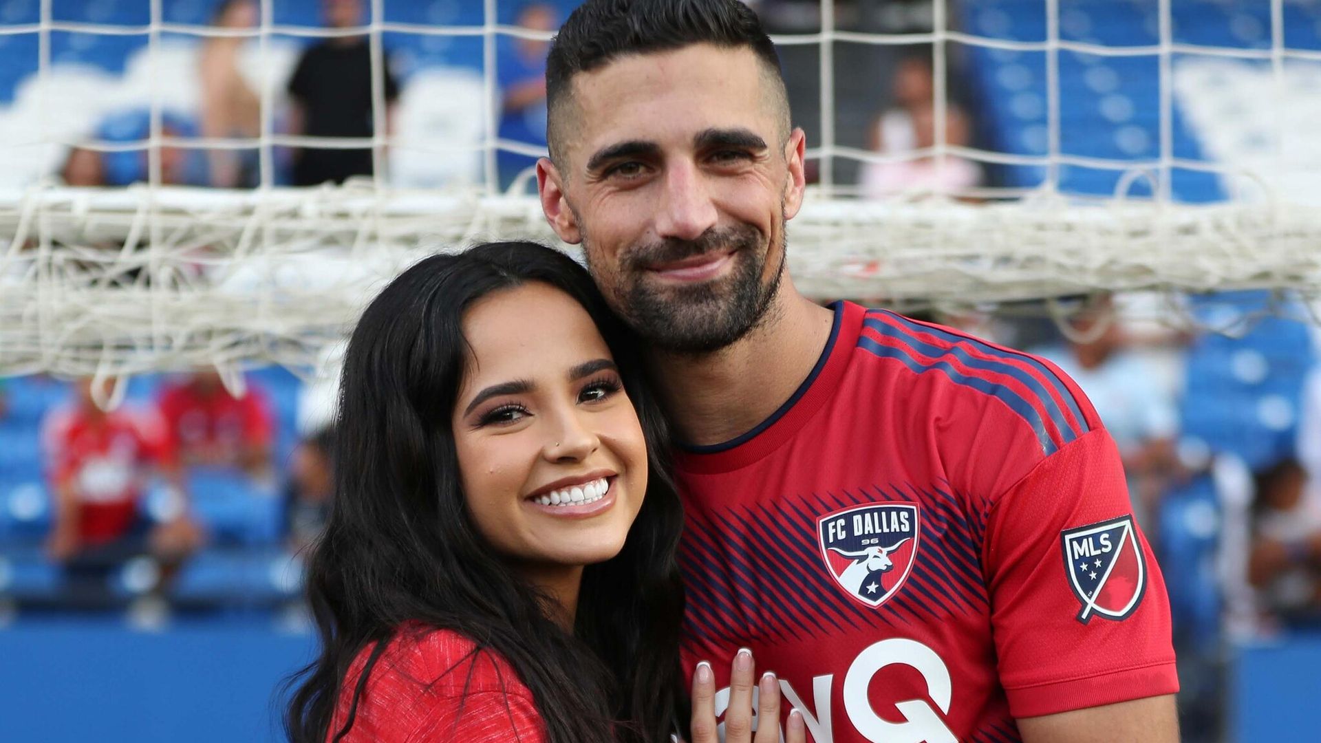 Becky G y Sebastian Lletget revelan los románticos detalles de su compromiso