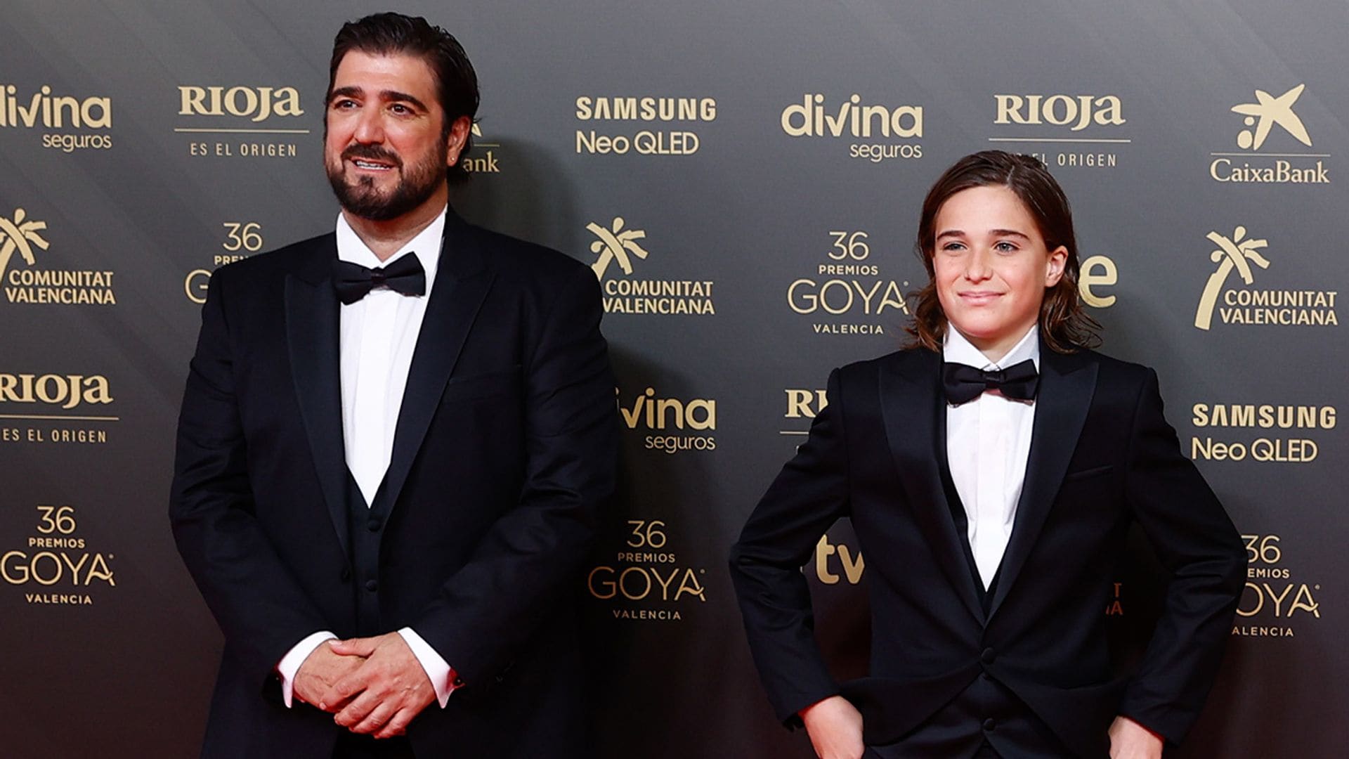 Antonio Orozco acude a la gala de los Goya con su hijo Jan y lleva un amuleto de su niña recién nacida