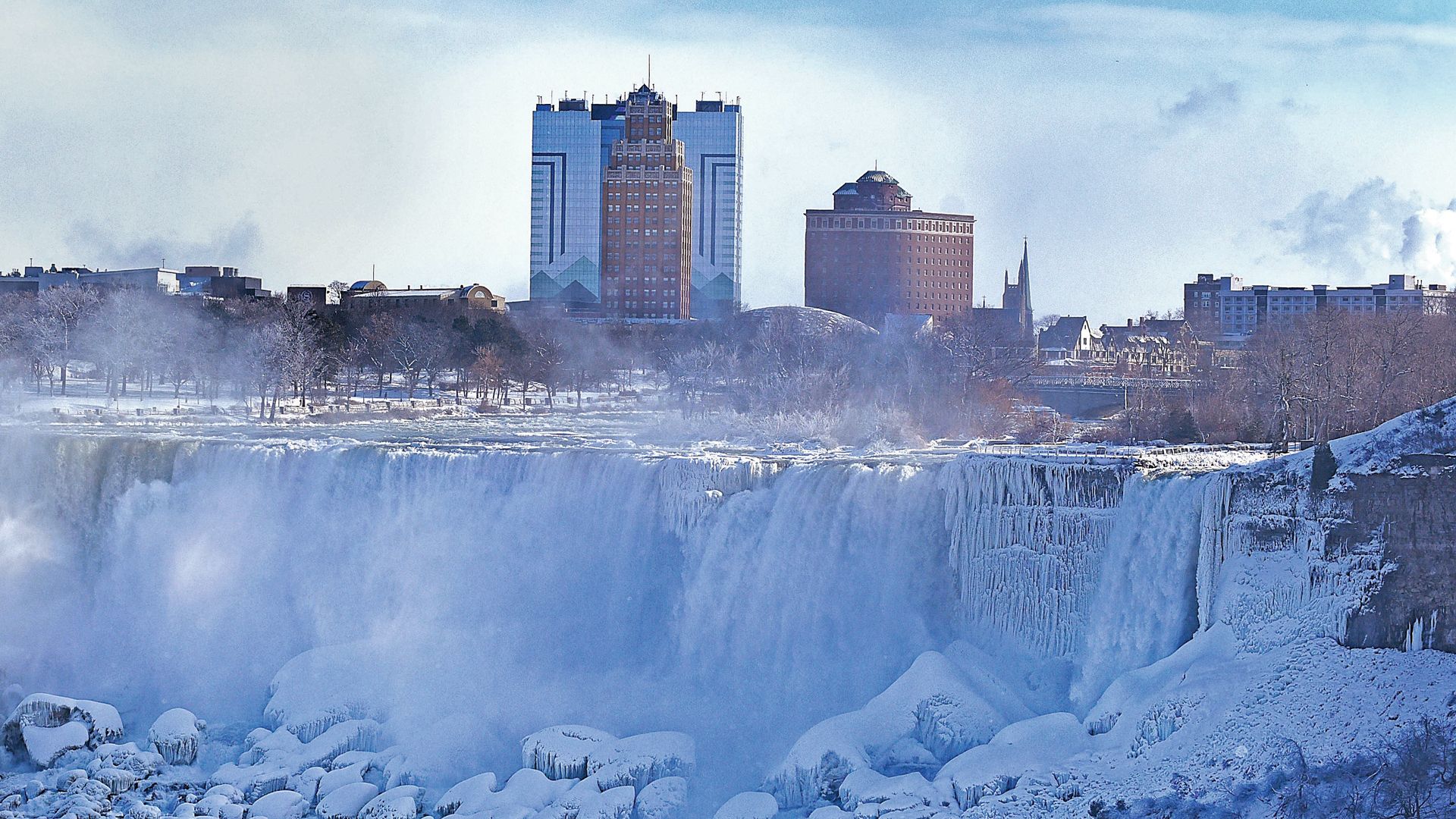 Un asombroso espectáculo invernal: se congelan las cataratas del niágara