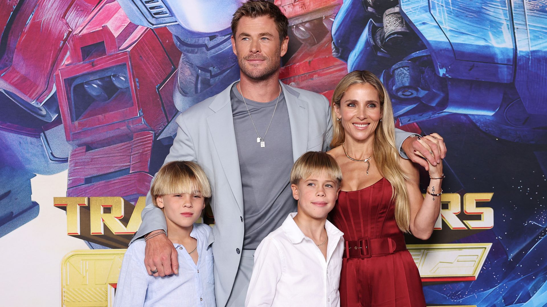 La naturalidad de los mellizos de Elsa Pataky y Chris Hemsworth posando con sus padres en un estreno