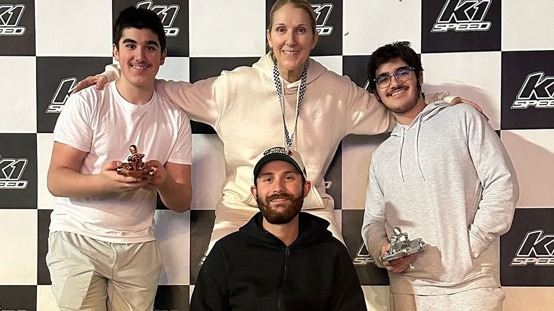 Los tres hijos de Céline Dion posan orgullosos junto a ella, convertidos en su gran apoyo durante su enfermedad