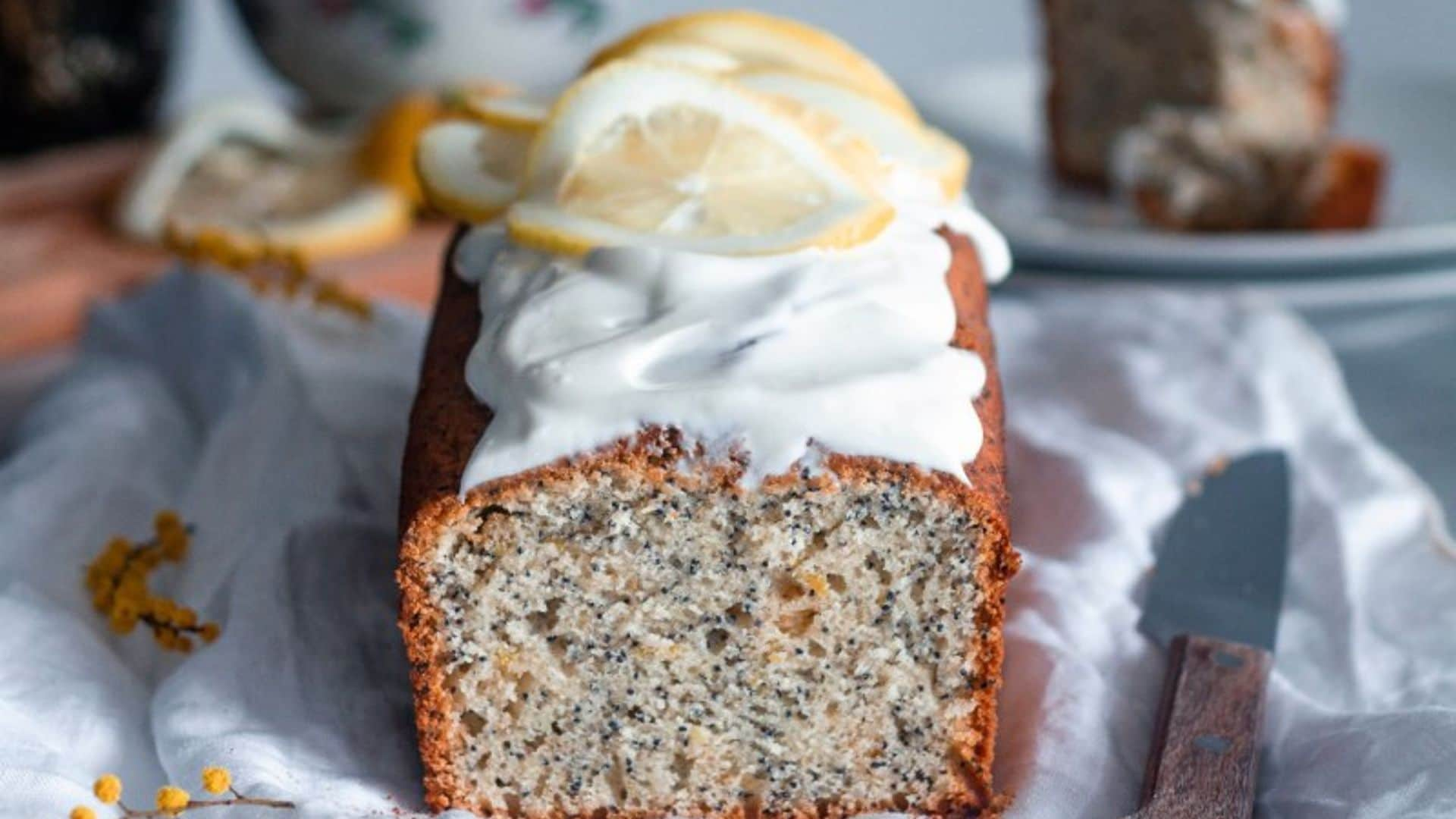 Bizcocho de limón y semillas de amapola con merengue