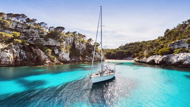 velero en la cala macarelleta de menorca