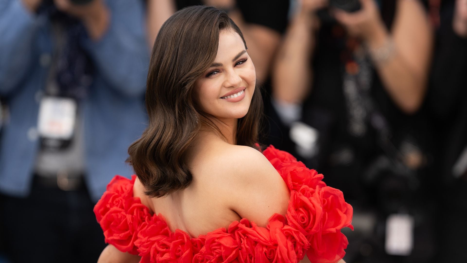 Rojo, el color de la Navidad que te hará brillar en tus celebraciones con amigos y familia