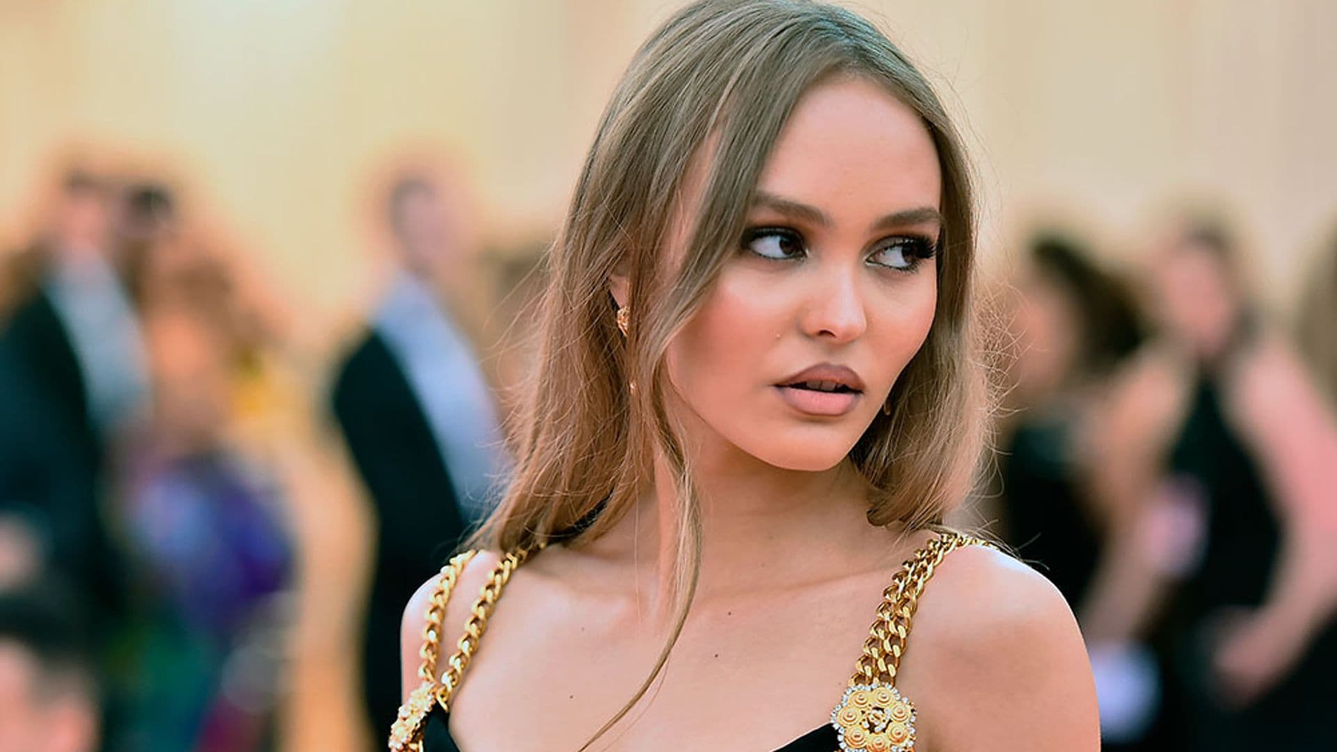 Sucedió en el MET: Lily Rose-Depp emula a Penélope Cruz convertida en chica Almodóvar