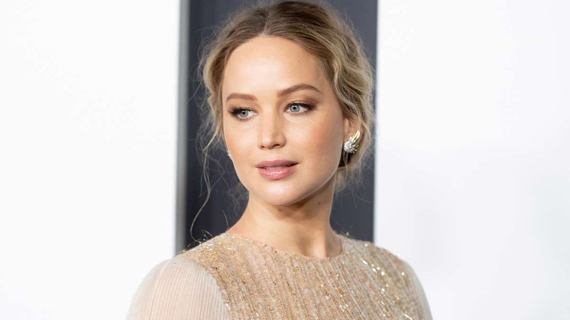 Del vestido de gala a uno con guiño español: Jennifer Lawrence luce embarazo ¡y estilazo!