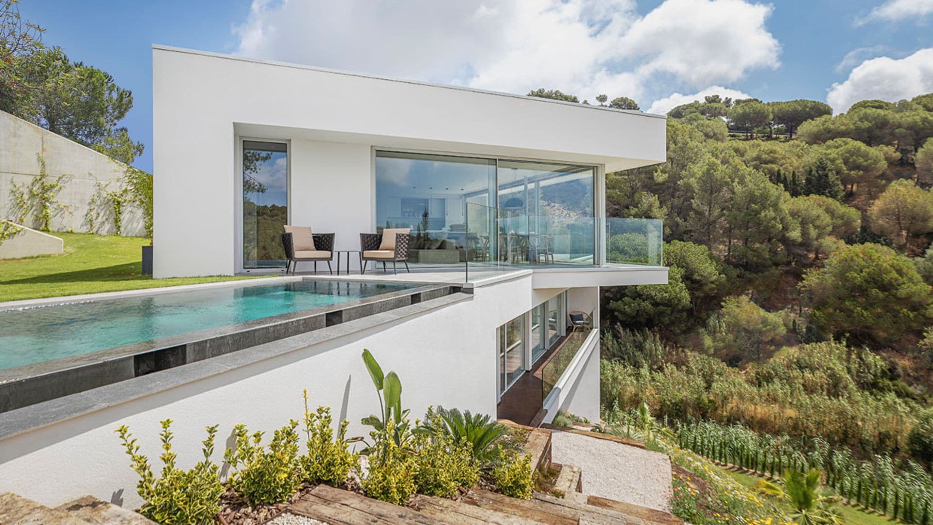 Decoración moderna y relajada en una casa que es un auténtico mirador al verde paisaje