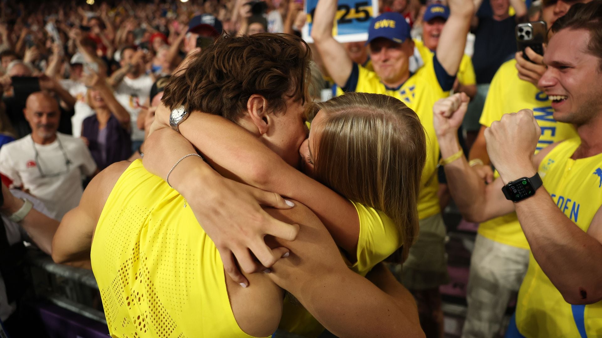 Armand Duplantis celebra su récord mundial dando un beso de película a su novia, la influencer Desiré Inglander