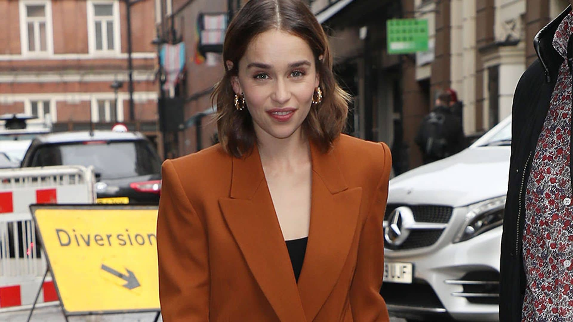 Emilia Clarke y el look de nostalgia noventera con el que conquistó