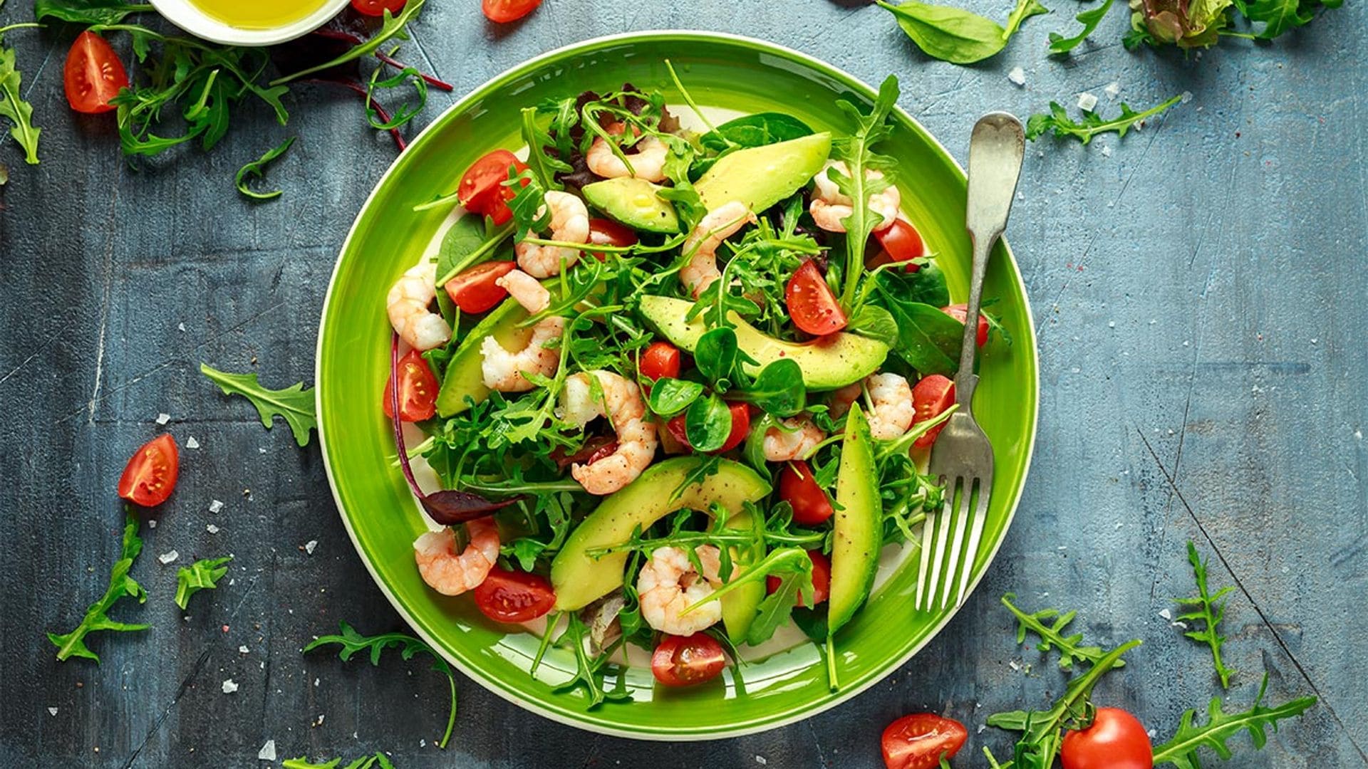 Ensalada de gambas, aguacate y tomates cherry