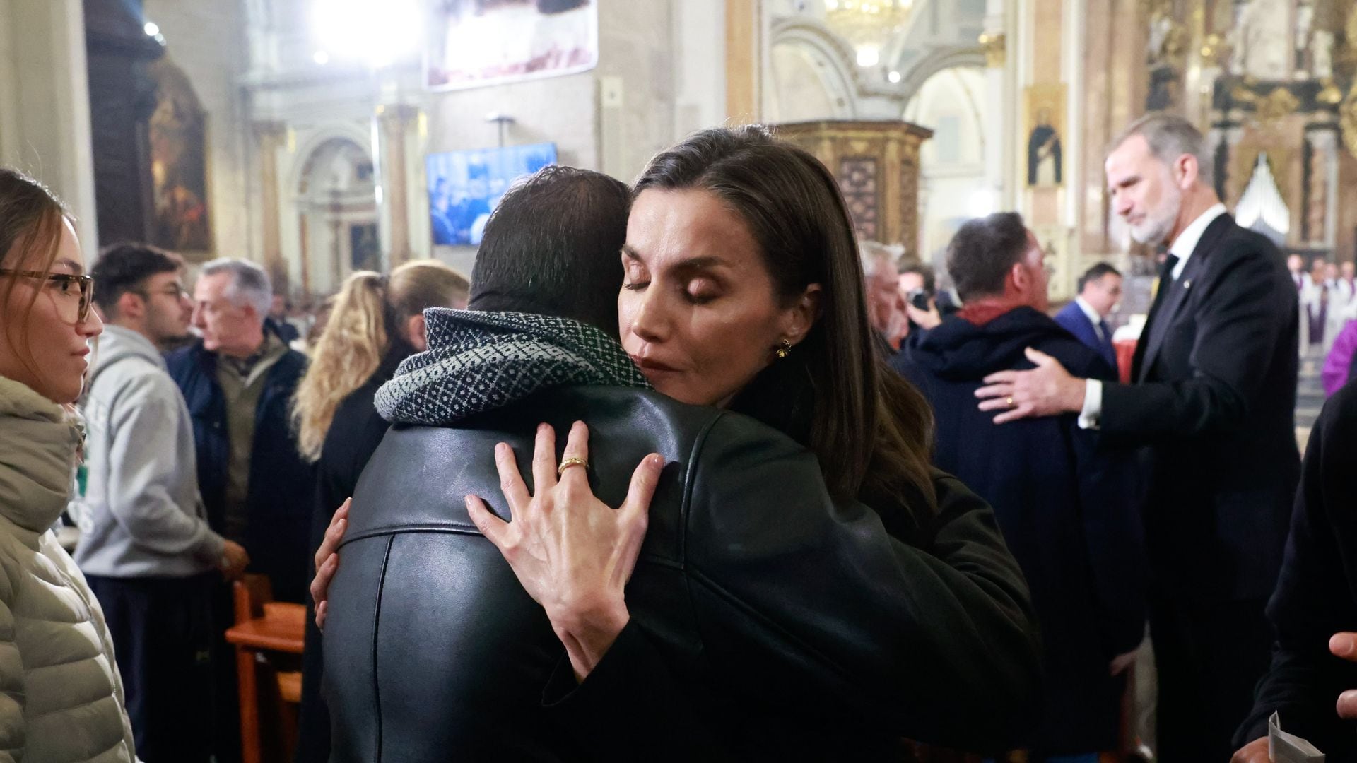 Las emotivas imágenes de los Reyes mostrando su cariño a las víctimas de la DANA en la misa funeral de Valencia