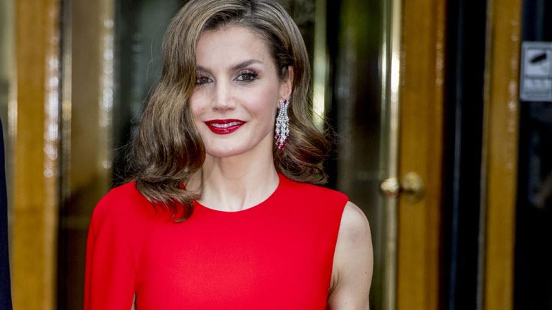 El espectacular 'look' de la reina Letizia al detalle