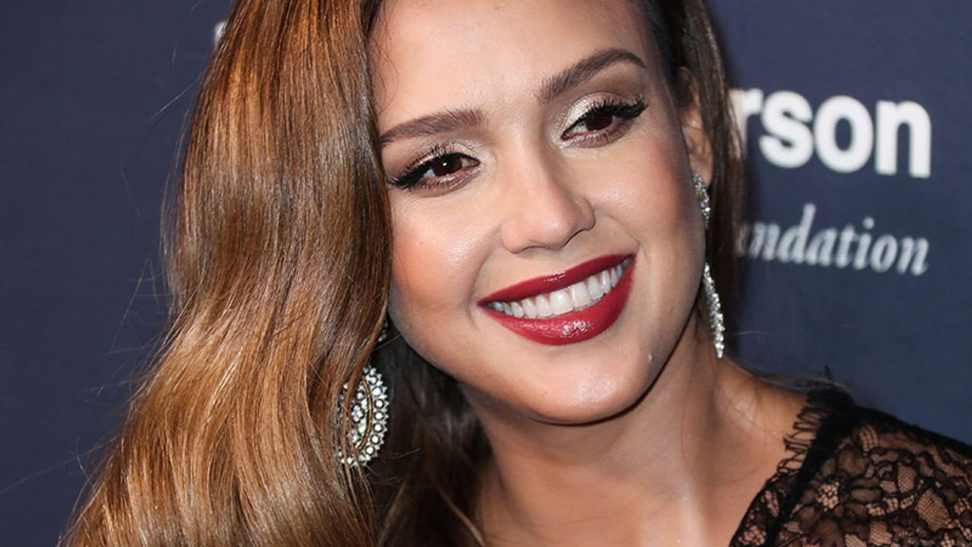 Jessica Alba revoluciona a sus fans con y sin maquillaje