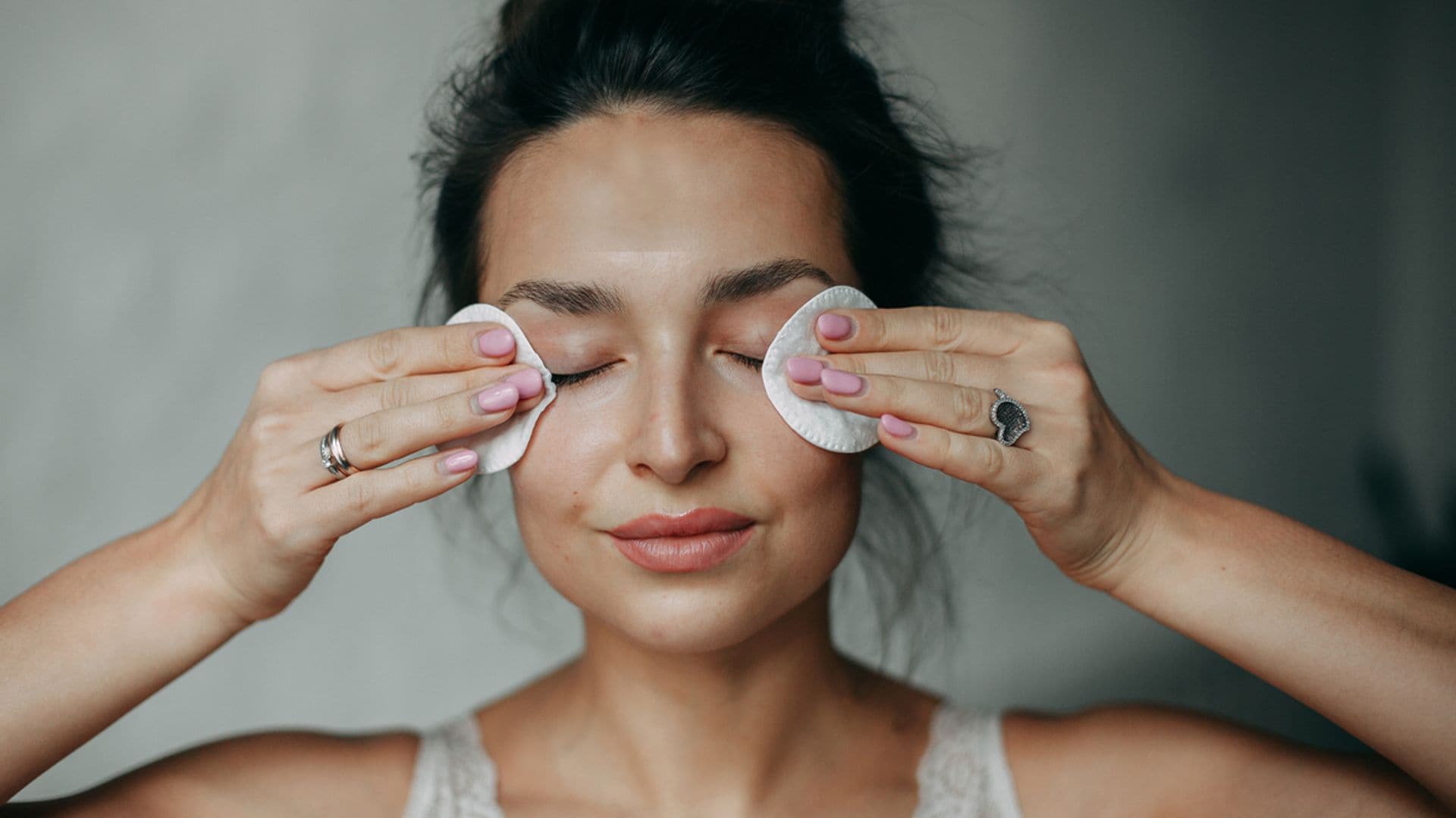 Despídete de las rojeces y las irritaciones con estos limpiadores faciales para pieles sensibles